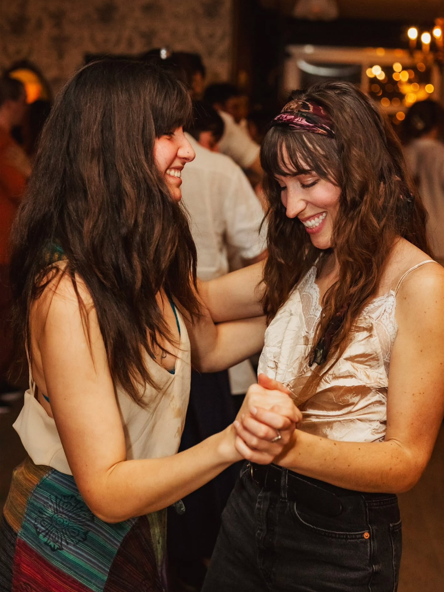 Des souvenirs vibrants du Bal en blanc organisé par @balfolk_sherbrooke au @lecafe440 en décembre dernier. ❄️🤍❄️
Musique : @lherbier.musique 🎻✨️
#evenementiel #eventphotography #balfolk #balfolkdancing #marimayloubierphotographe