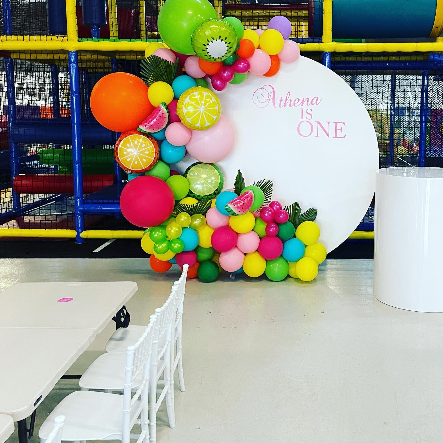 Fruity fun 1st birthday!
Venue @inflatablebouncehouse
Props @iinviteyou.xx
Tables & chairs @partymamma.partyhire
Balloons @belles_decorations_by_design
#colourpop #partyinspiration #partydecorations #birthday #birthdaydecoration #decoration
#balloons #balloongarland #balloondecor
#balloon #balloondecor #balloongarland #balloonart #balloondecorations #balloondecoration #centralcoastballoons #organicgarland #organicballoongarland #1stbirthday #partydecorations #girlbirthdayparty #boybirthdayparty #brightcolours #fruittheme #tuttifruttiparty #1stbirthdayideas