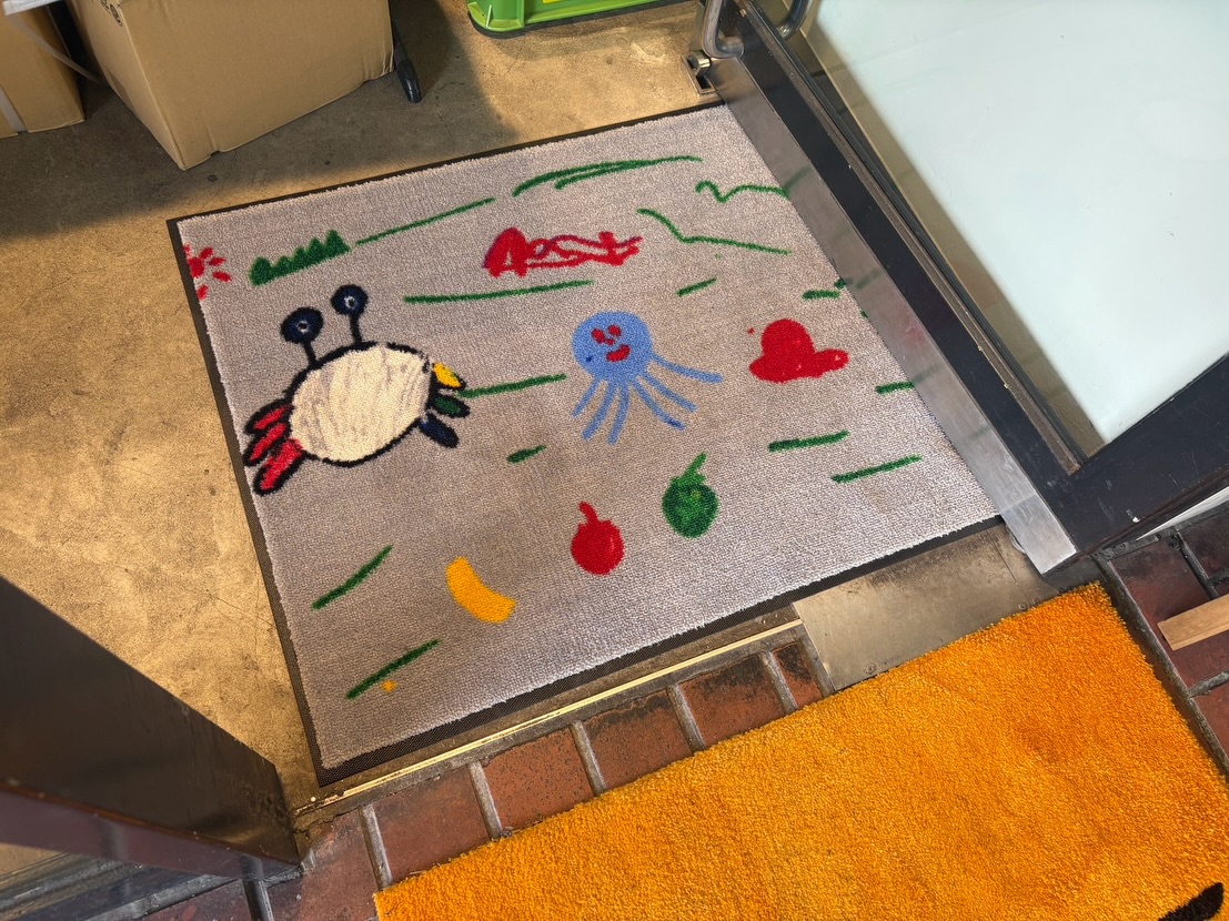 【外はあつあつ🔥中はやさしさ😍
そんなHOTな思いが子供たちの未来へと広がりました🐙】
たこ焼きBAR REEF 西ビル店様が
新しく子どもたちの未来を応援する仲間に
加わってくださいました🌈
たこ焼きを囲んで、
自然と笑顔が集まる場所🐙
そのあたたかな時間が、
子どもたちの未来をやさしく支えています♪
お店の入口では、
子どもたちが心を込めて描いたアートが
訪れる皆さまをやさしく迎えます🎨
ーーーーーーーーーーーーーーーーーーーー
📍店舗情報
店名:たこ焼きBAR REEF 西ビル店
住所:岡山県倉敷市阿知1丁目7-2
くらしきシティプラザ 西ビル 2階 208
営業時間:11:00〜23:30
定休日:木曜日
ーーーーーーーーーーーーーーーーーーーー
#児童福祉サポートマット #未来への架け橋
#たこ焼き #BAR #REEF 西ビル店 岡山 倉敷 温かい応援 地域とつながる
子どもアート 福祉アート 描く楽しさ 作る喜び 子どもの笑顔 小さなアーティスト 優しさの連鎖 未来をつなぐ