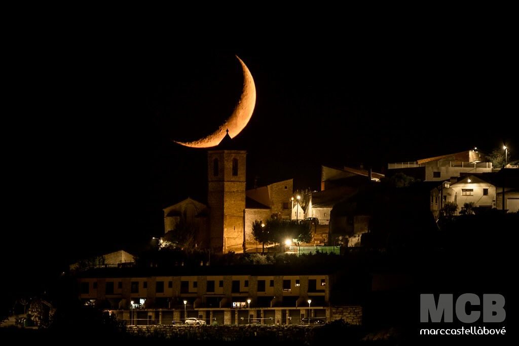 “RubinArt”
…
🌙 Lluna creixent
📍 Rubinat
…
#lluna #moonphotography #llunacreixent #crescentmoon #Rubinat #nightphotography #paisatgenocturn #astrofotografia #fotografianocturna #luna #nightscape #moonlovers #catalunya #moon #catalunyaexperience #lunacreciente #photographylovers #nature #skyphotography #SkyLovers #nofilter #belltower #night #dark #picoftheday #descobreixcatalunya #aralleida #adnlleida #photopills #photopilleroftheday
…
@poble.de.rubinat @aigua_rubinat @trailrubinit @aralleida @photopills @descobreixcatalunya @catalunyaexperience