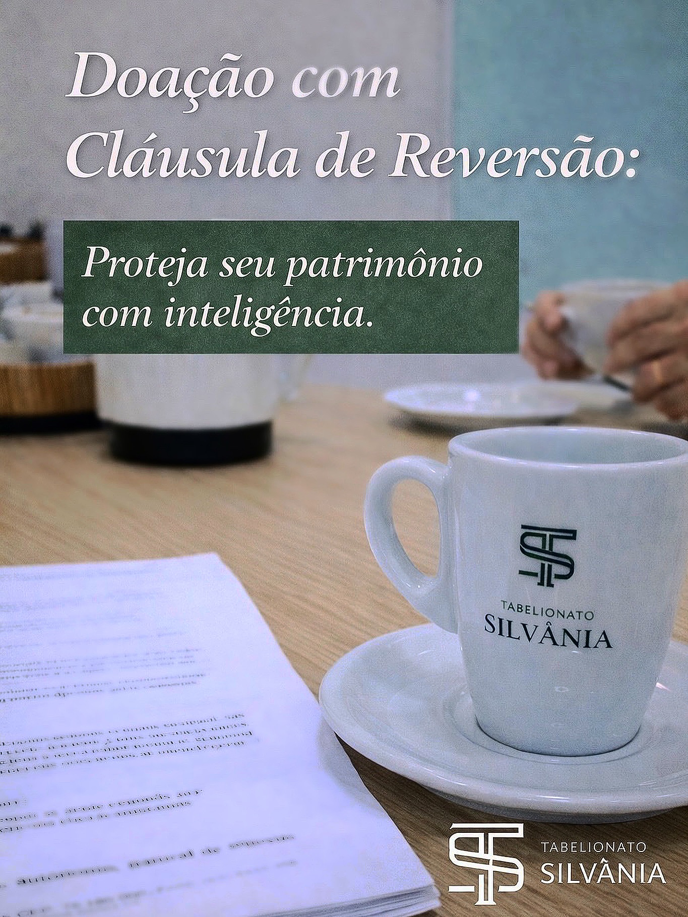 💡 Você sabe o que é a Cláusula de Reversão? 👇
A Cláusula de Reversão permite que o bem doado retorne ao patrimônio do doador caso o donatário venha a falecer antes dele.
É um importante instrumento de proteção patrimonial, muito comum em doações familiares.
📚 Fundamento legal
➡️ Art. 547 do Código Civil
“O doador pode estipular que os bens doados voltem ao seu patrimônio, se o donatário falecer antes dele.”
📖 Pontos importantes:
• A reversão não é automática: deve constar expressamente na escritura pública de doação.
• Ocorrendo a reversão, o bem não integra a herança do donatário.
• A cláusula é personalíssima, válida somente em benefício do doador.
📝 Exemplo prático
João doa um imóvel ao seu filho Pedro, inserindo cláusula de reversão na escritura.
Se Pedro falecer antes de João, o imóvel retorna ao patrimônio de João, como se a doação não tivesse se consolidado de forma definitiva.
⚖️ Em resumo:
✔ Protege o patrimônio do doador
✔ Produz efeitos apenas se o donatário falecer antes do doador
✔ Deve constar expressamente na escritura de doação
✔ É vedada a reversão em favor de terceiros
📍Tabelionato Silvânia
Av Dom Bosco Qd 03 Lt 04, Conselheiro Manoel Caetano, Silvânia - GO