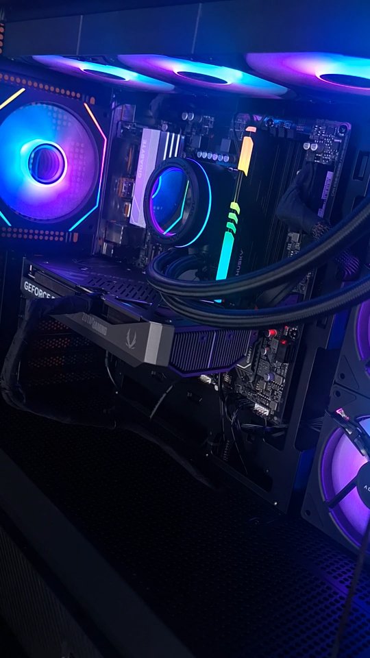 🔥 Setup novo saindo do zero — do jeito que tem que ser.
Hoje é dia de PC Gamer com acabamento de alto nível.
Config da máquina:
🧱 Gabinete: Jonsbo D400
⚡ Processador: Intel® Core™ i5-14600KF
🧠 Memória: 16GB DDR5
🚀 Armazenamento: SSD 1TB NVMe
🎮 Placa de vídeo: GeForce RTX™ 5060 Ti 16GB GDDR7
Aqui o foco é um só:
✅ montagem organizada (cabos e airflow)
✅ acabamento premium
✅ estabilidade e desempenho desde o primeiro boot
Quer montar o seu PC do jeito certo, com escolha de peças e montagem profissional?
🧡 Monte com a Única Computadores — representante oficial da Jonsbo no Brasil.
📩 Chama no direct ou deixe nos comentários “Quero meu PC Gamer!” que entraremos em contato!
#UnicaComputadores #PCGamer #MontagemPC #Jonsbo #SetupGamer