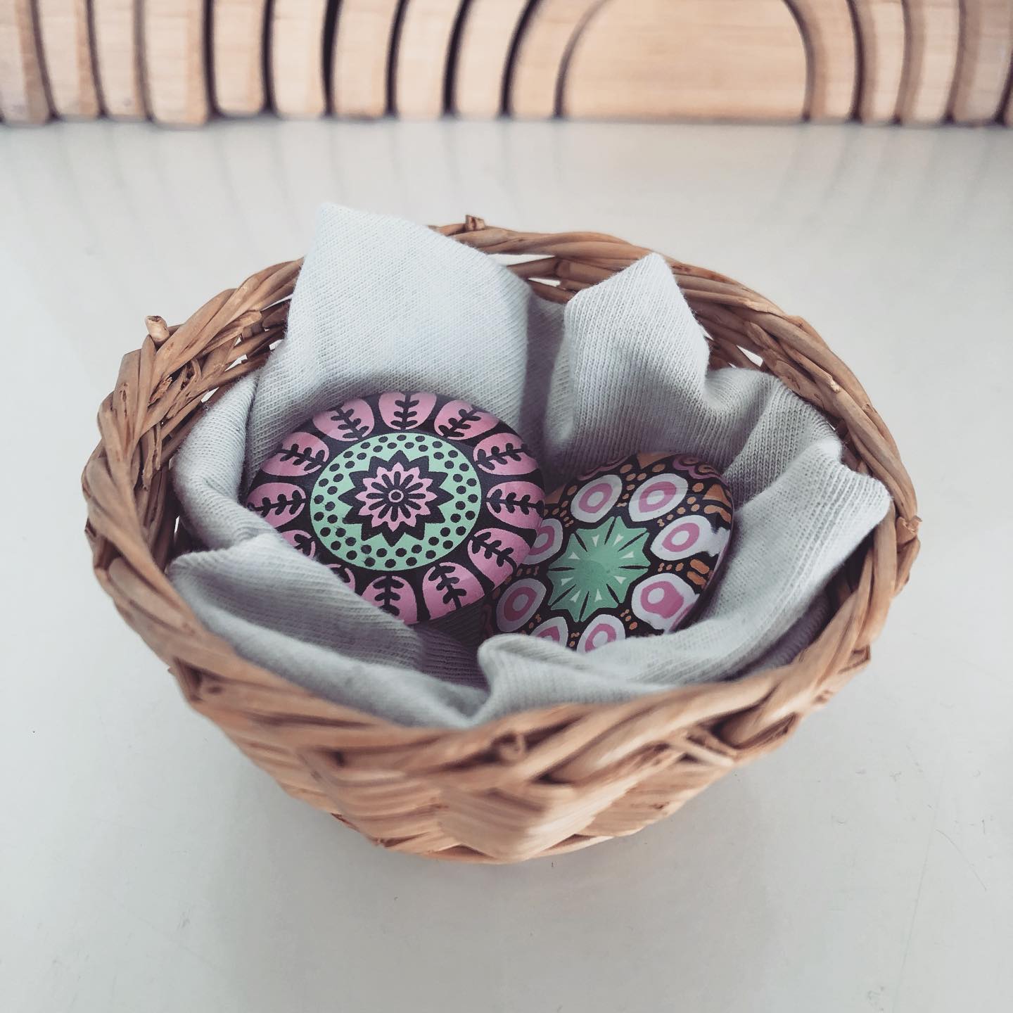 Letzte Woche bedrückte meine Tochter eine Situation in der Schule, aber sie getraute sich nicht, sich der Lehrperson mitzuteilen. Ich kramte auf gut Glück in meinem Fundus an Klimbim und fand diese Steine. Ich gab meiner Tochter einen davon und sagte ihr: “Ich weiss, dass du das schaffst!“
Mit dem „Mutstein“ im Handschuh zottelte sie los in die Schule und am Mittag meinte sie: „Der Mutstein hat funktioniert!“
Manchmal hilft es, etwas in der Hand zu haben, etwas, um sich daran festhalten zu können. Plus die Ermutigung und den Glauben, dass das Kind die Situation bewältigen kann ✨☺️.
.
.
.
.
.
.
#ermutigung #mut #individualpsychologie #lebenmitkindern #lebenmitkind #alltagmitkindern #elternsein #eltern #elternschaft #gefühleernstnehmen #parenting #parentingtips #parentingstyles #momlife #mamansuisse #maman #momof3 #selbstwirksamkeit #elternleben #gefühlsarbeitmitkindern #mama #mami #mamá