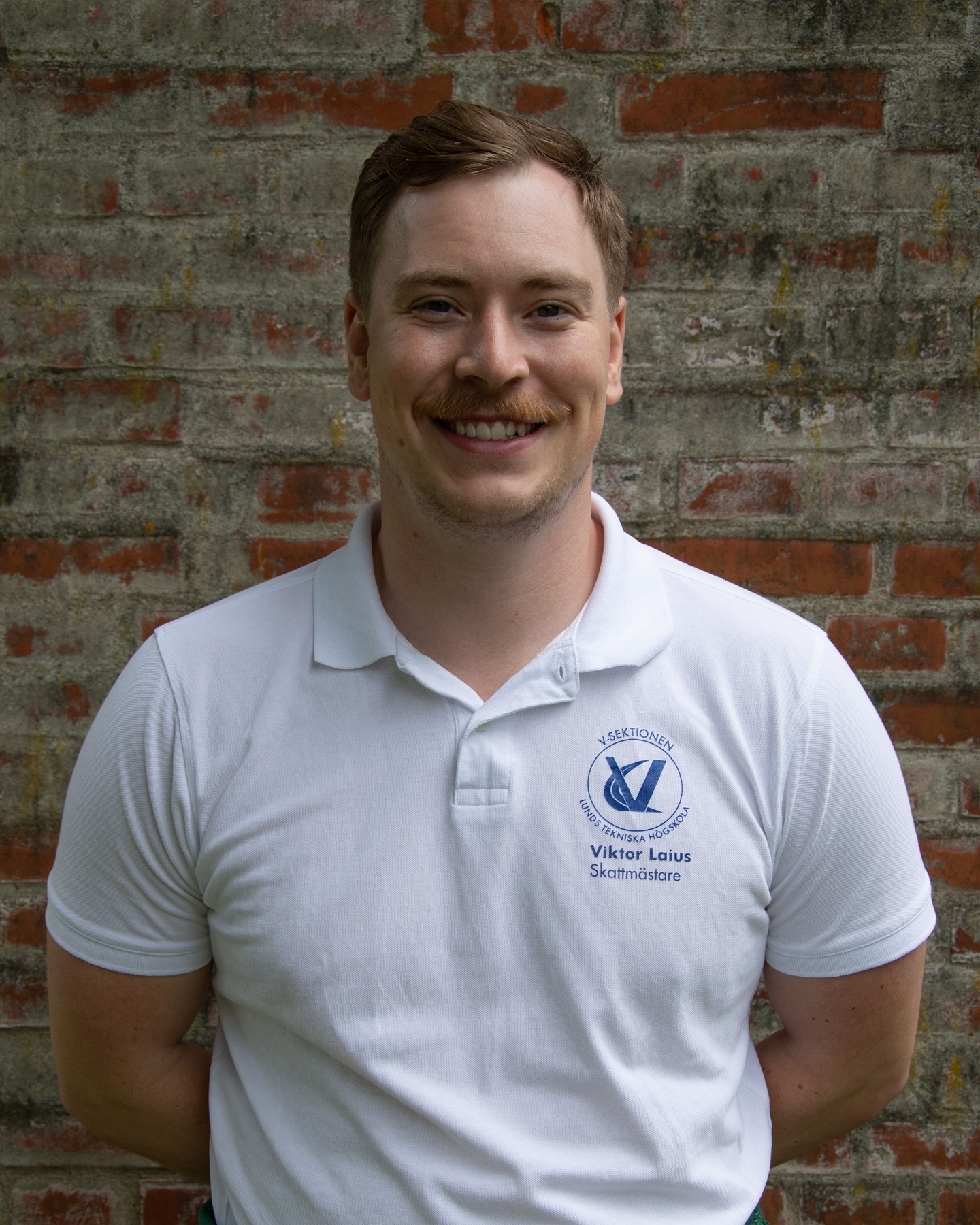 Skattmästare Viktor Laius
Som Skattmästare är jag huvudansvarig för sektionens ekonomi och tillsammans med Ordförande är vi firmatecknare för sektionen. Att vara firmatecknare innebär att vi har rätt att skriva under avtal i sektionens namn och är därmed kontaktperson mot exempelvis myndigheter och banken. Att ansvara för sektionens ekonomi innebär i praktiken att leda styrelsens jobb med att sätta en budget för verksamhetsåret. Men också att i det vardagliga arbetet betala fakturor, bokföra och betala tillbaka personliga utlägg till funktionärer.
Tack och lov sköter jag inte sektionens ekonomi ensam utan har stor hjälp av Skattmästeriet. Där samarbetar jag med cafékassören, sexkassören, V-bilsansvariga och ekonomiphøs. Vi hjälps åt för att hålla ekonomin i balans så att vi kan ha så många roliga evenemang som möjligt till rimliga priser under året. Att vara Skattmästare innebär också att man har en plats i Penga-kollegiet med de andra sektionernas ekonomiansvariga. Där utbyter vi erfarenheter och tar hjälp av varandra och av kåren för att lösa nuvarande problem och undvika att nya uppstår. Har du några frågor om sektionen eller sektionens ekonomi i synnerhet är det bara att höra av dig.
Tre snabba med ”Laius”
Vilken är din favoritbil?
Volvo v50 ljusblå
Cafe22 eller Info23?
Info23 baby
Har du gjort något kul då?
Ja 👍