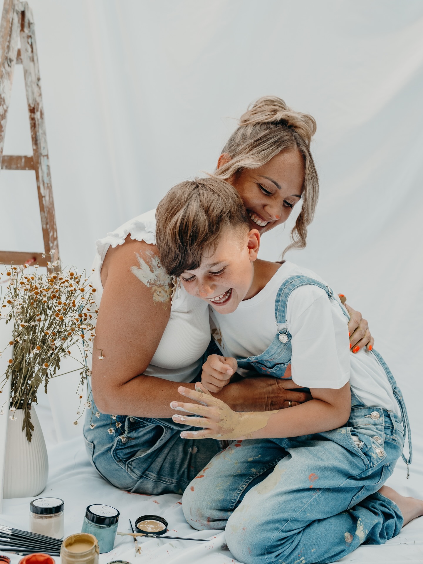 Paint Session
Diese Paint-Session steht für Liebe. Verbindung. Nähe. 🤍
Für dieses leise Glück, wenn alles andere kurz still wird und es nur euch gibt.
Gemeinsames Lachen, bunte Hände, echte Momente – Zeit, die man nicht plant, sondern fühlt. 🎨
Es geht nicht um perfekte Bilder.
Es geht um Miteinander, um echte Berührung, um dieses tiefe Wissen: Wir sind verbunden.
Eine Erinnerung an das, was im Alltag so oft untergeht – gemeinsam einfach sein.
✨ Die nächste Paint-Session findet am 25. April statt
🖥️ Buchung über meine Homepage
Wenn du dir so eine liebevolle, echte Zeit mit deinem Kind wünschst, dann ist dieses Shooting für euch @soulmom.era @soulmom.era @soulmom.era