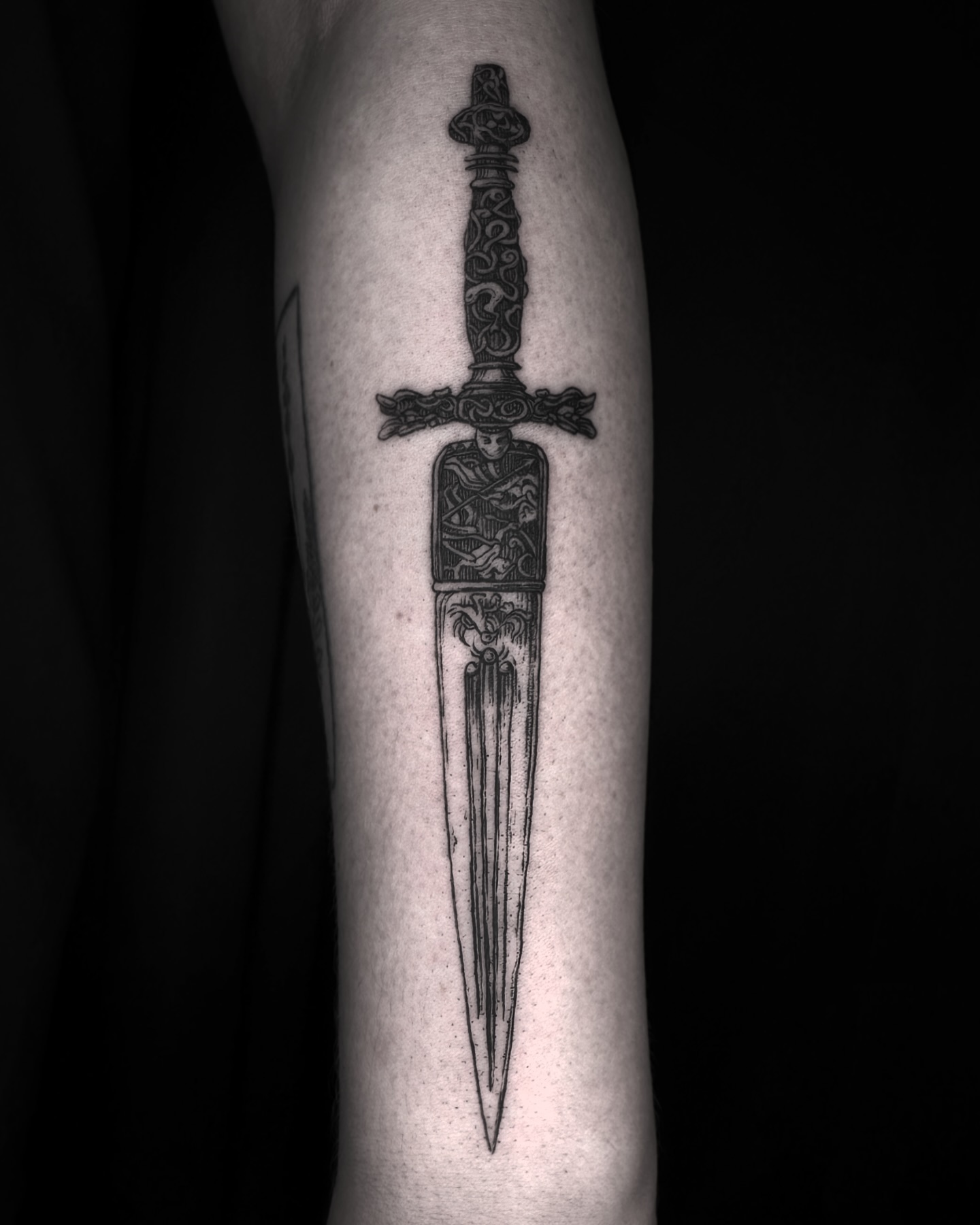 • Draconis Dagger •
Thanks for coming in Makayla, had so much fun working on this design!
Inked at @embersteel_studio