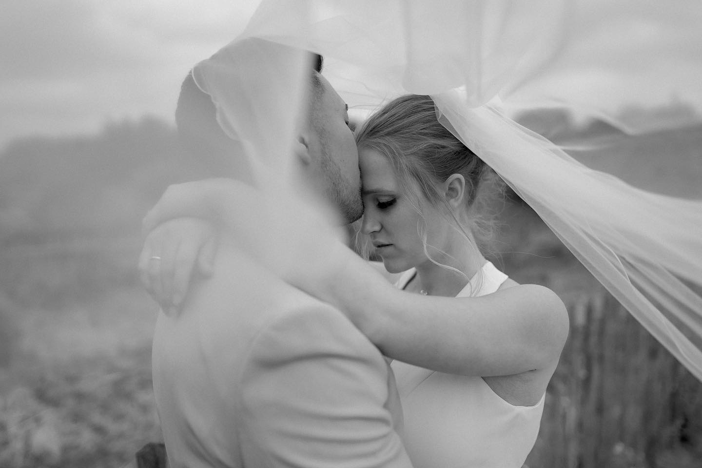 Ein schöner Schleier kann doch nie zu lang sein oder ? 👰🏼♀️💨
#hochzeitsfotografie #hochzeitsfotograf #weddingphotographer #weddingphotography #hochzeitsfotos #hochzeitsinspo #bridetobe2024 #elopement #destinationwedding #brautpaarshooting #verlobungsshooting #modernweddingphotography #cleanphotography #göttingen #hamburg #bremen #hannover #braunschweig #bielefeld #hildesheim #oldenburg #elegantwedding #bridetobe