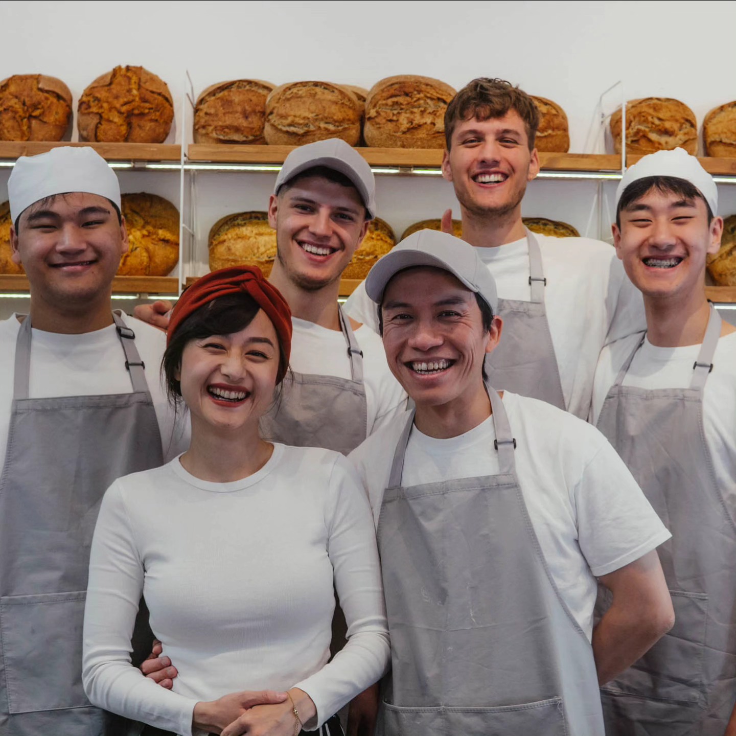 Team cena Juli '24 at your service 🍞
Von links nach rechts: Phong, Hoai, Ilias Nam, Erik, Long
Die Jungs seht ihr vielleicht nicht so häufig, da sie viel in der Produktion arbeiten, aber ohne sie gäbe es keine Brote zu verkaufen.
📸 @val.being ✨
#sauerteig
#sauerteigbrot
#sourdough
#berlinerbrot
#brotbacken
#brotbackenmachtglücklich
#berlinfood
#berlinfoodie
#berlinfoodguide