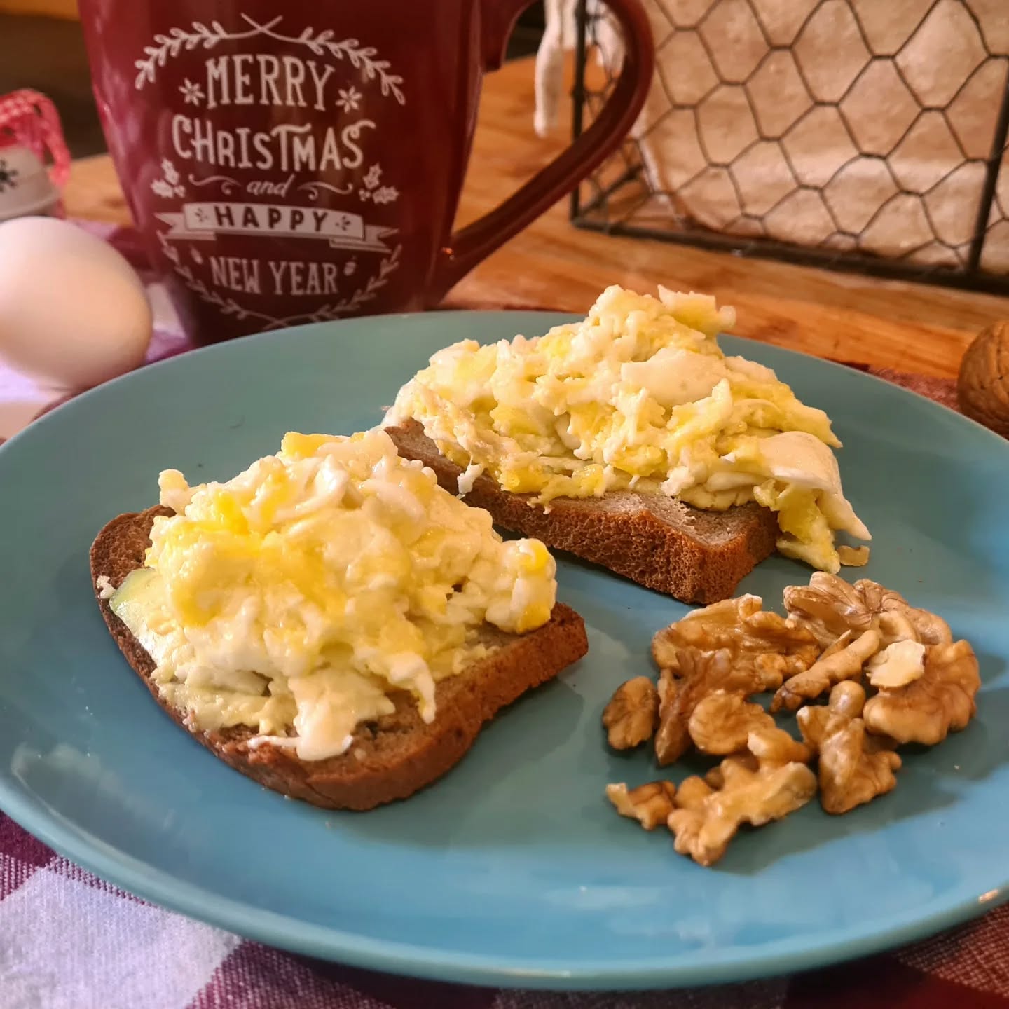 Modo Navidad on. 🎄💫
Huevos revueltos de Castellana Negra recién cogidos con 🥑. Súper cremosos. 😋🐔
#huevoscastellananegra #huevosrazaautoctona #vida rural #desayunossaludables