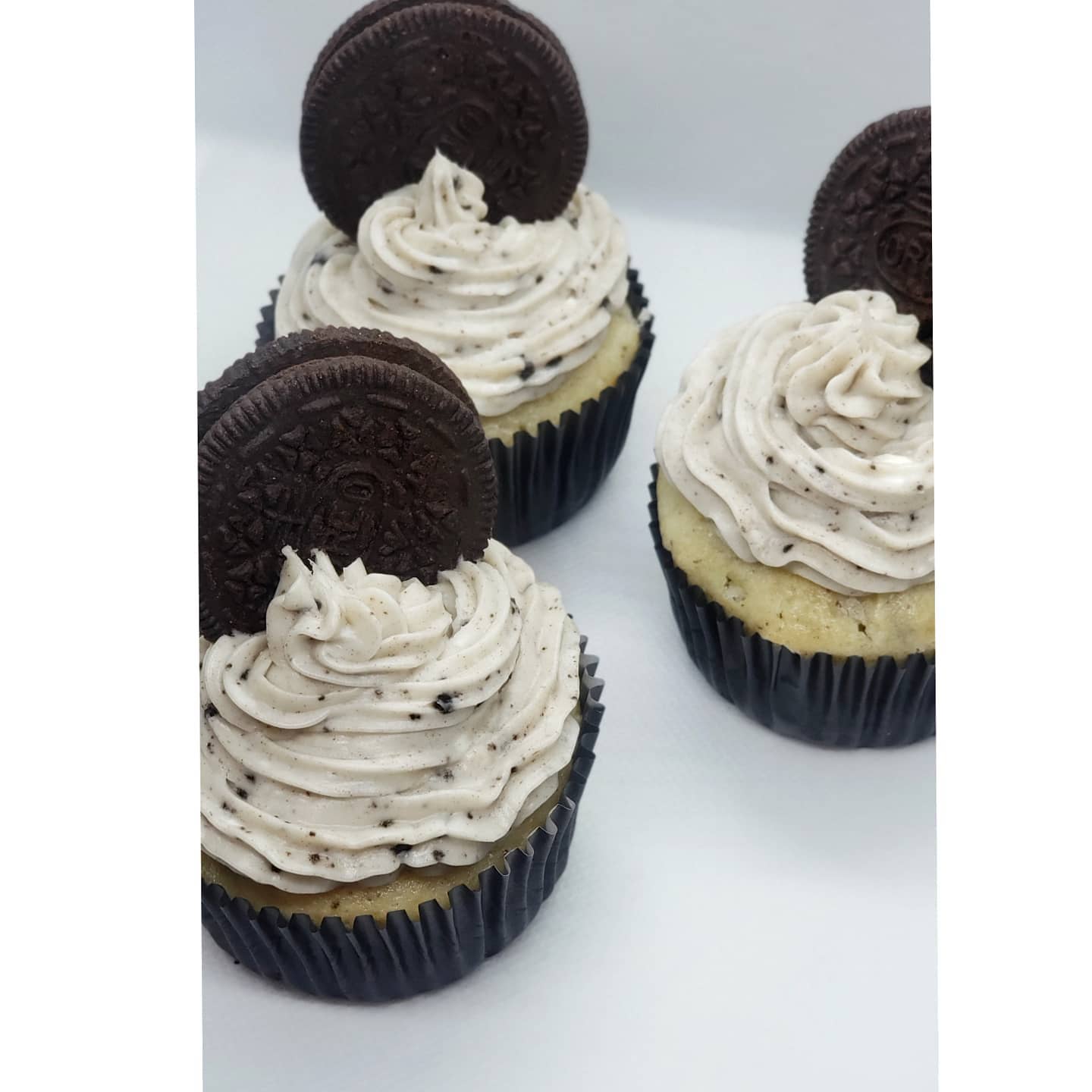 Oreo cupcakes inspired by the Las Vegas Raiders.
These cookie and cream oreo stuffed cupcakes with an Oreo cream cheese frosting are perfect for Game day parties!
Or the spiked verison is a real touchdown.
#raiders #lasvegasraiders #oreo #cupcakes #dessert #drunkendesserts #alcoholincluded #alcoholicsweets #gameday