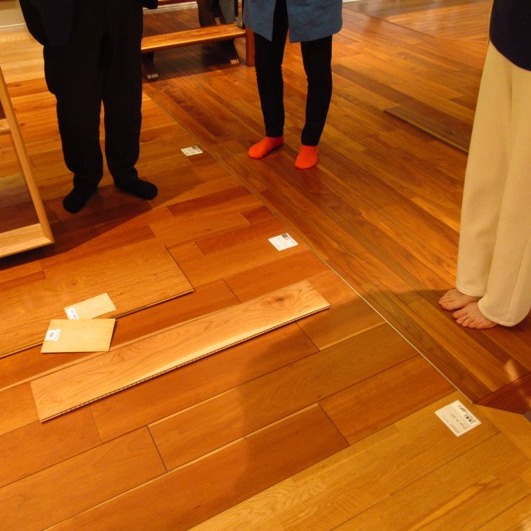 裸足で体感ください!
ウッディがおすすめするフローリング、朝日ウッドテックのライブナチュラル・プレミアム👌
ショールームで、裸足で歩いて体感いただくと、どんな方でも「プレミアムが一番気に入った!」とおっしゃっていただけます😍
それは、無垢の天然木フローリングだから😉
足裏が感じる天然木の厚みは、豊かな“木味”を感じる心地よさ。
「フローリングによって、こんなにもうれしくなるもんなんですね」と、皆さまニコニコです😊
早速、奥様は裸足になって、ご体験!
経年による色の変化が愉しめる、ブラックチェリーをご採用。
皆さまも、是非、裸足でご体感ください!
お電話お待ちしております📞
株式会社ウッディ
https://www.woody-reform.com
#株式会社ウッディ #ウッディリフォーム #大阪市リフォーム #大阪市マンションリフォーム #安心リフォーム #リフォーム大阪市浪速区 #フローリング朝日ウッドテック #ライブナチュラルプレミアムリフォーム大阪