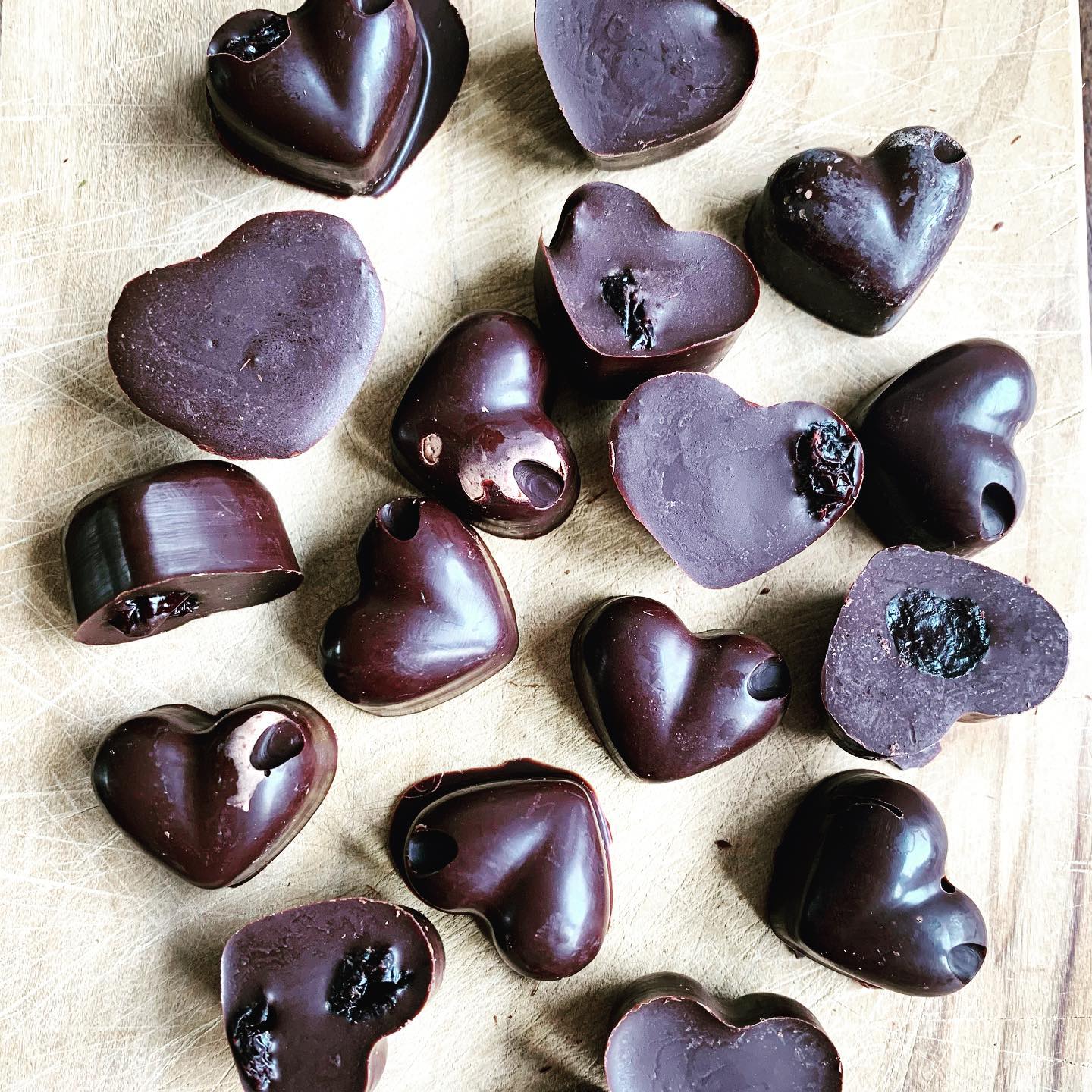 CHOCOLATES!
Craving chocolate but want to cut out sugar? I have the perfect recipe for you😋
It’s free from dairy, gluten, sugar and I promise, it’s delicious! I used sour cherries as I think chocolate and cherries it’s a perfect combo!
You need a chocolate mould of your choice, the following recipe makes 15 - 20 hearts 💕
✨ 1/2 cup cacao butter
✨ 1/2 cup raw cacao powder
✨ 2 tbsp xylitol
✨ 2 tsp vanilla essence
✨ 40 dried sour cherries 🍒
Method:
🌟 Melt the cacao butter using bain-marie method
🌟Once melted add the cacao powder, xylitol and vanilla, stir well until all the ingredients are well combined
🌟 Pour your runny chocolate into the moulds
🌟 Add 2 sour cherries for each heart
🌟 Place the moulds in the fridge for 30 mins
🌟 Ready! There’s no need to keep them in the fridge unless it very very hot.
💡 Cocoa has many health benefits when eaten raw and without the sugar and additives normally present in mainstream brands. Cacao is rich in minerals such as magnesium, potassium and iron, it’s rich in fibre and flavonoids which have a positive effect on brain and mood. Don’t be scared of chocolate, you just need to choose the right one!
*
#chocolate #chocolatelover #veganfoodshare #veganchocolate #cacao #cacaopowder #raw #rawfood #mood #nourish #nourishyourself #happy #brainhealth #guthealth #guthealthmatters #nutrition #nutritionist #eathealthy #healthyfood #healthylifestyle #healthyeating #antioxidants #natural #foodismedicine #body #homemade #foodlover #foodielife #london🇬🇧 #italian
