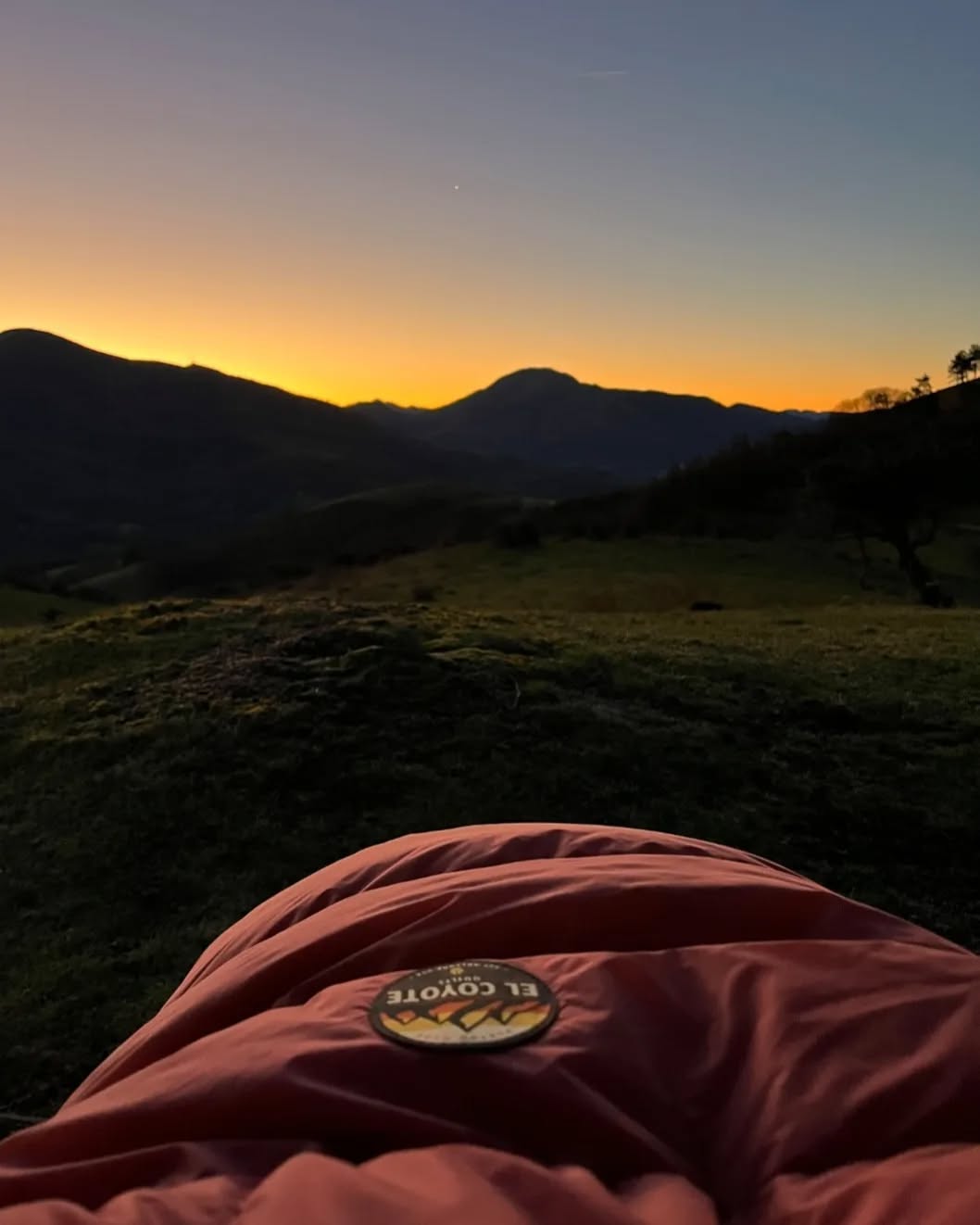 We love seeing customers pictures of our quilts in the wild!
Thanks to @jobalavoine for this great shot of her new Dusty Mauve quilt and a beautiful sunset in the Basque Country (France).
Always Handmade in USA 🇺🇸