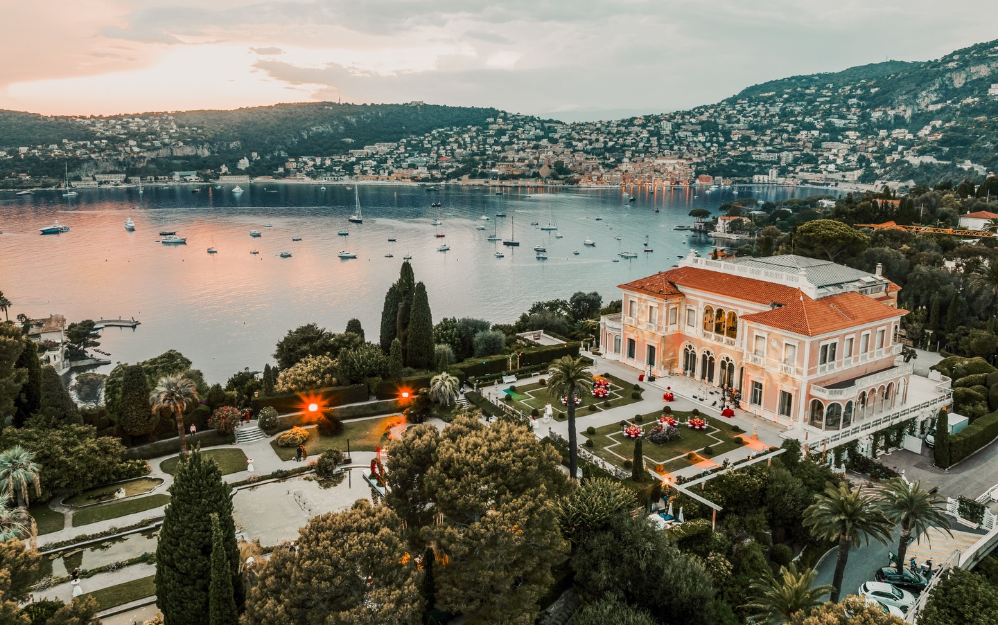 Magnificent view of the bay of Villefranche-sur-Mer, for a luxurious and intimate wedding 🥰
@mc2monamour @mc2monamour_prestige @rohman_wedding_story @villaephrussi @gala_organisation
Wedding planner Paris, organisation de mariage, wedding venue, dinner reception, villa Ephrussi, côté d’azur, wedding day, wedding inspiration, luxury wedding, south of france