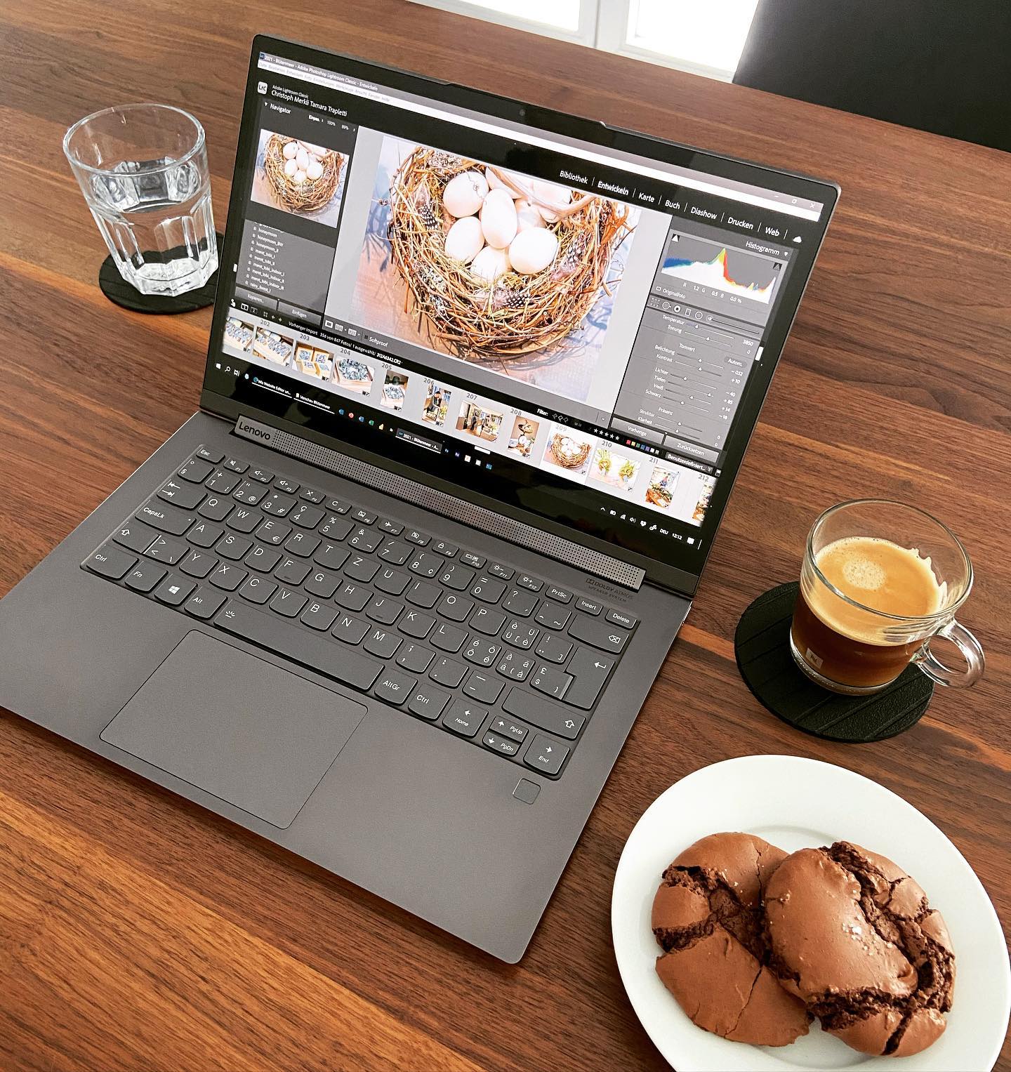 ...wir lieben unser Hobby 🥰 DANKE für all die bereichernen Begegnungen & Momente. Sei es auf Hochzeiten, Paar- oder Familienshootings oder wie gestern im Laden...
Danke liebes @blueten_meer_ , ihr habt es uns angetan 🥰
#sonntagstimmung #fotobearbeiten #kaffeeundkuchen #blumengeschäft #osterdeko #blütenzauber #dastecktliebedrin #herzblut #altstadt #blütenmeer #meergehtimmer #dankbar #stolz #teamwork #dreamteam #duundich