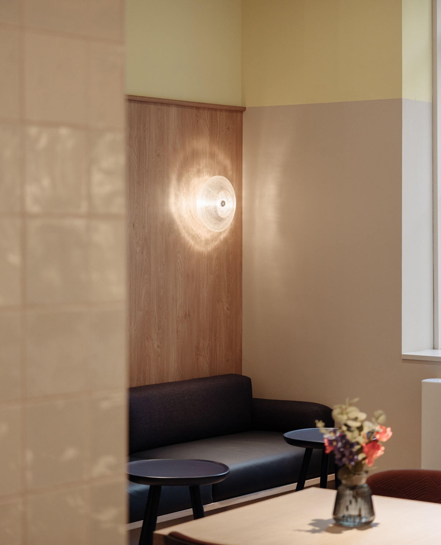 Soft hues of yellow and wood meet the sophisticated navy blue at Sticky Fingers Utrecht.