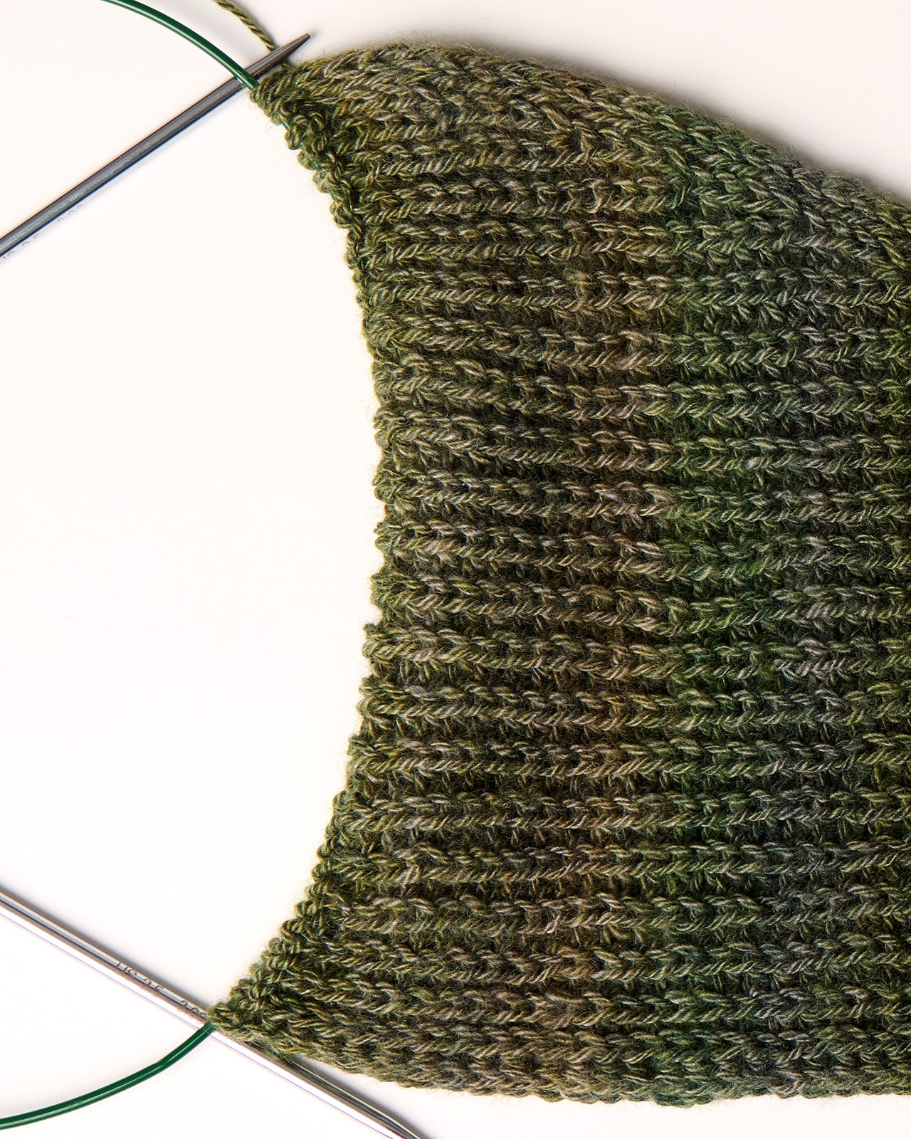 After determining that size 3mm was the way to go I started knitting on Saturday and was able to get quite a bit done during the Daedalus Saturday Night Zoom Spin in.
Avenue on Merino/Mulberry Silk 60/40 by @inglenookfibers
Jaunty-Along hosted by @dreareneeknits and @daedalusspinningwheels
#daedalusspinningwheels #jauntysal #inglenookfibers #igspinnersinspiration #handspunhandknit