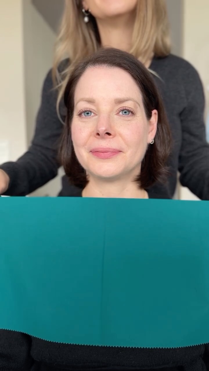 Verschiedene Grüntöne an einem kühlen, klaren & dunklen Farbtyp 💚
aber nicht jeder ist ein Wow-Ton.
Die helleren Grüntöne sind okay,
doch erst das dunkle Petrolgrün lässt ihre Haut klarer wirken,
ihre Augen strahlen blauer
und die Haare bekommen mehr Tiefe ✨Welcher Grünton ist euer Favorit? #farbberatung #colourcoach #farbberatungbielefeld