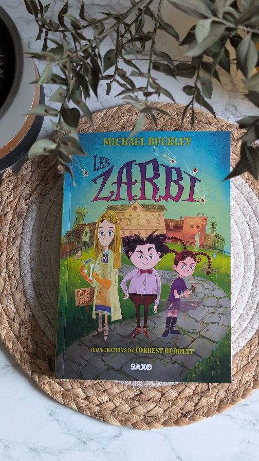 Aujourd'hui j'ai reçu « Les Zarbi » de Michael Buckley publié chez @editions_saxo !
Voici le résumé :
**C'est une histoire vraiment très triste. Mais aussi plutôt drôle.**
Permettez-moi de vous présenter les triplés Zarbi.
Bernache est fasciné par les bosses sur les crânes.
Mélancolie est intriguée par le corps humain et ce qui le compose.
Échalote adore allumer des feux.
Bref, ils sont bizarres et fiers de l'être.
Mais quand le bateau de leur famille fait naufrage, les triplés sont contraints d'intégrer l'orphelinat de Notre-Dame-du-Strabisme-Perpétuel et de trouver de nouveaux parents.
Et pour ça, ils doivent apprendre à paraître normaux...
Dites moi en commentaire si ça vous tente 😊 !
#unboxing #ReceptionDuJour #SaxoÉditions #leszarbi #romanjeunesse