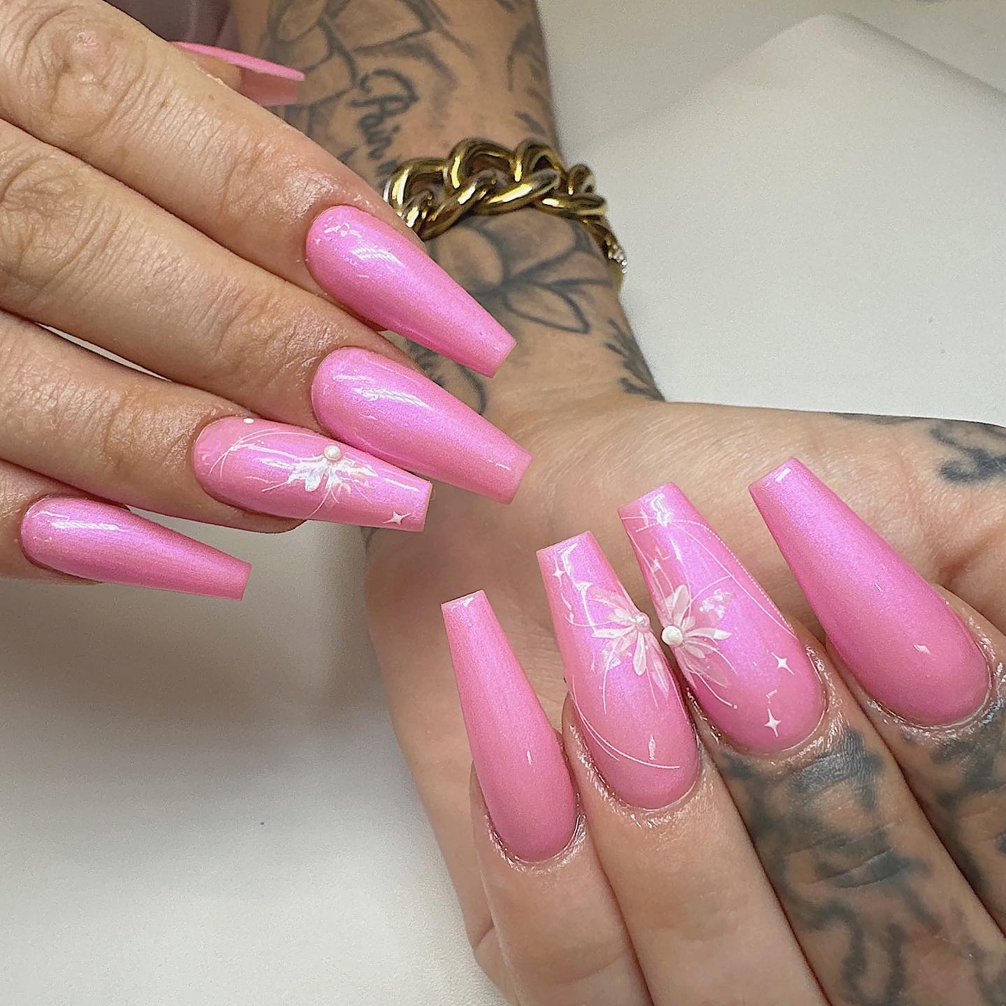 Enkelt design med klistermärken 🌸
#naglar #design #sticker