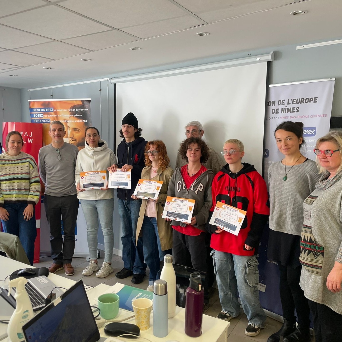 ✨ Nouvelle année, mais encore de beaux souvenirs de fin 2025 !
Pour clôturer l’année, 8 jeunes des Missions Locales Jeunes de Nîmes Métropole et de la Petite Camargue ont participé à un stage professionnel Erasmus+ à Prague, du 8 novembre au 13 décembre 2025.
Accueilli·es dans des structures aux secteurs variés (petite enfance, laboratoire biologique, vente, galerie d’art, salon de tatouage, café), les jeunes ont vécu une véritable immersion professionnelle et culturelle. Ils et elles ont particulièrement apprécié l’architecture tchèque, la beauté de Prague et ont amélioré leur niveau d’anglais, renforcé par un cours proposé sur place.
💬 Lors du bilan du 8 janvier 2026 à la Maison de l’Europe de Nîmes, les participant·es ont exprimé une envie de repartir à l’étranger, en soulignant un gain en maturité, autonomie et confiance.
📍 Projet financé par Erasmus+ et la Région Occitanie, mis en œuvre par la Maison de l’Europe de Nîmes.
🚀 Prochain départ : Malte fin janvier !
👉 Offres de stages Erasmus+ de la MdE :
🔗 https://www.maison-europe-nimes.eu/stage-erasmus/offres
#ErasmusPlus #MobilitéEuropéenne #Jeunesse #Prague #MaisonDeLEurope
@laregionoccitanie
#MouvOccitanie