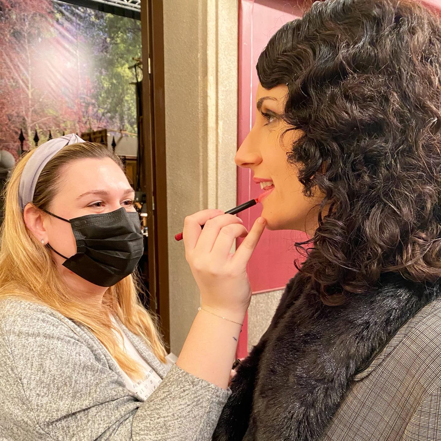 Retoques antes de grabar con mi querida @alemanyrebeca 🥰🥰🥰 Como voy a echar de menos estos momentos de @acacias38_tve @grupoboomerang @pacopacomadrid ✨✨✨✨ #maquillaje #maquilladora #maquillajeprofesional #peluqueria #acacias38 #acacias38🌺 #unavita #lolita #television #tve1 #boomerangtv #retoques #grabacion