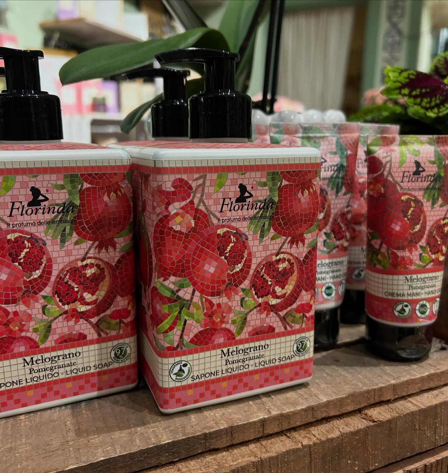 🫧 Lite extra vardagslyx i form av en vacker och väldoftande tvål är ju så trevligt! 🫧
Nu har vi fyllt upp hyllorna med tre olika tvålserier - något som vi hoppas tilltalar alla olika stilar 🫧🌿
Välkommen in och hitta din nya favorit, eller beställ hem via webshopen!