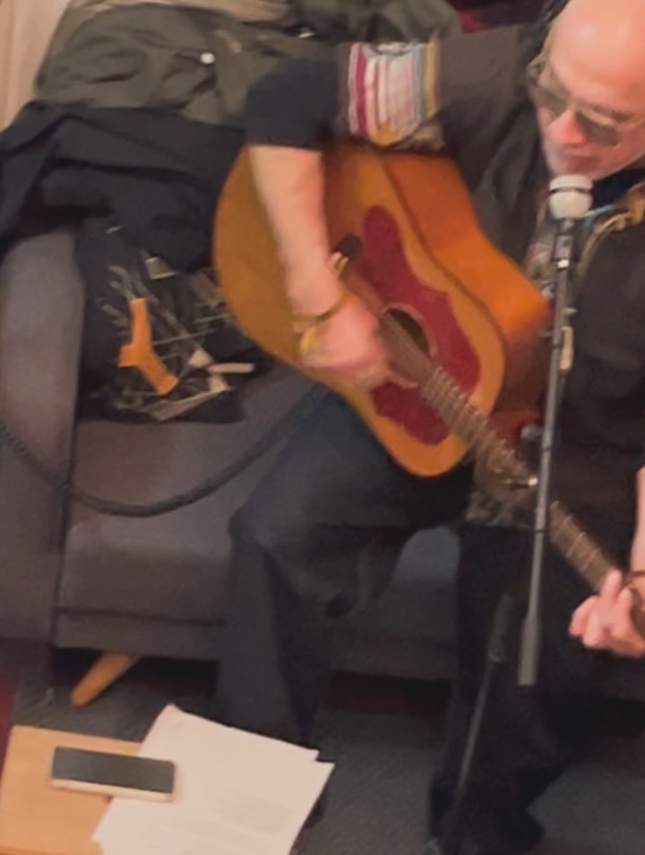 Segunda sesión de grabación para Sleazy Records y la Rockin Race Jamboree: Smokestack Lightnin acompañando en esta ocasión nada menos que al británico Paul Ansell. Encantado de conocer y trabajar con Paul y repetir con Bernie, Axel, Florien y Frank, músicos que nunca dejan de sorprenderme.
Ah! Gracias a @wasty____ por su compañía y asistencia en esta sesión.
@smokestack_lightnin_official @sleazy_records @rockinracejamboree_oficial #recordingstudio #americanamusic