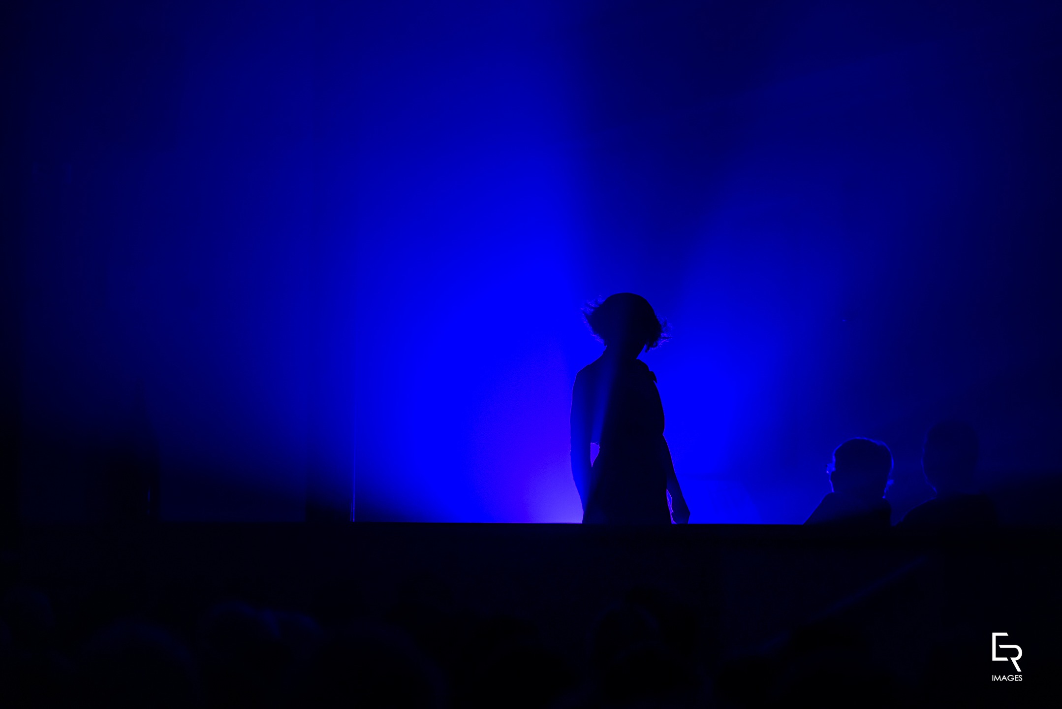 APERITIVE 01 - Hier soir, nous avions l'immense plaisir de recevoir Madame Fraize. Vêtue d’une ample robe fendue verte, gantée de rose, chaussée d’escarpins rouges et coiffée d’une incroyable perruque... libre et coquine, à la gestuelle incomparable, elle nous a enseigné patience et amour.
.
.
.
. @vinsdebourgogne @mybourgogne @destination_bourgogne @saoneetloire @destinationsaoneetloire @destinationsudbourgogne @bourgogne_cote_chalonnaise @climats_cote_chalonnaise