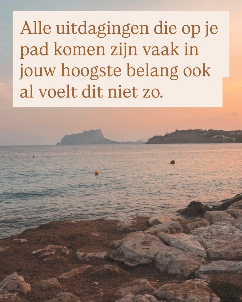 In deze nieuwe fase van de opleiding gaat het over het Helen van 4 generaties terug. Over het loslaten van onbewuste patronen die via je familie zijn doorgegeven. Denk aan overtuigingen, emoties of overlevingsstrategieën die zijn ontstaan door ervaringen van ouders, grootouders en overgrootouders (zoals verlies, oorlog, schaamte of “sterk moeten zijn”).
Deze patronen kunnen invloed hebben op je persoonlijkheid, zoals:
• pleasen of perfectionisme
• moeite met voelen of grenzen aangeven
• onverklaarbare spanning of onrust
Door heling erken je wat niet is verwerkt en geef je terug wat niet van jou is. Dat zorgt voor meer rust, zachtheid en vrijheid om je eigen leven te leven, los van het verleden van je familiesysteem .
Erg interessant allemaal om hier meer over te begrijpen en te leren.
Ook ben ik met klankschalen bezig geweest en dat vond ik een partij gaaf!
Zo mooi💖
Wat mij hierin raakt, is hoe direct en diep klank het lichaam en het zenuwstelsel aanspreekt, zonder dat woorden nodig zijn. De trillingen werken door op lagen waar je met praten vaak niet bij komt en nodigen uit tot ontspanning, loslaten en verzachting.
Tijdens het werken met klankschalen heb ik geleerd hoe klank niet alleen ontspant, maar ook bewustzijn creëert. Het lichaam reageert intuïtief: spanning mag wegvloeien, adem verdiept zich en er ontstaat ruimte om te voelen wat er is. Elke sessie is anders, omdat klank zich altijd afstemt op wat iemand op dat moment nodig heeft.
Dank je wel dat je mijn Instagram leest💖
Liefs, Mar
#klankschalen
#stralendzijn
#holistischtherapeut
#bewustzijnscoaching