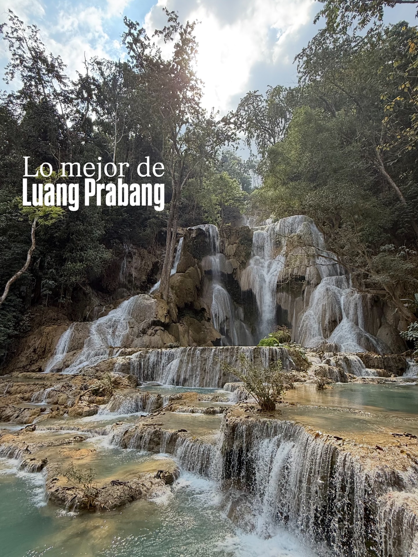 LUANG PRABANG, LA CIUDAD DE LOS TEMPLOS Y MIRADORES 🇱🇦
Uno de los destinos más espirituales y fotogénicos del Sudeste Asiático, lleno de templos y miradores a orillas del Mekong.
🛕 Templos que no te podés perder
• Wat Xieng Thong, el más icónico de la ciudad
• Wat Sensoukaram, pequeño templo en pleno centro de la ciudad
• Wat Visoun, uno de los más antiguos de Luang Prabang
• Wat Aham, cargado de historia y tradiciones locales
• Wat Manorom, con su enorme Buda y ambiente tranquilo
🌄 Miradores y vistas panorámicas
• Monte Phousi, el clásico imperdible para ver el atardecer
• Miradores sobre el río Mekong, ideales para caminar al final del día
💦 Kuang Si Waterfall
A unos 40 km de la ciudad, estas cascadas de agua turquesa son una joya natural. Senderos, piletas naturales y paisajes que parecen irreales.
🐻 Santuario de Osos
En la reserva de Kuang Si hay un santuario de osos que fueron rescatados de venta y caza ilegal. Plan perfecto combinado con las cascadas.
Luang Prabang es templos, naturaleza y ritmo slow travel 🌿
📌 Guardá este post si querés conocer Laos
✈️ Escribinos y armamos tu viaje a medida
#LuangPrabang #Laos #kuangsiwaterfall