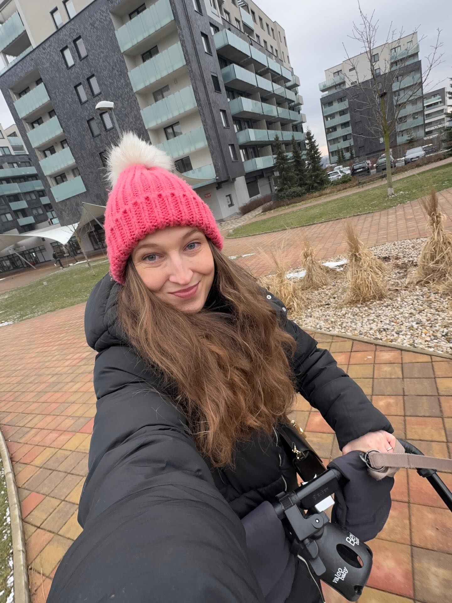 Leden v obrázcích ✨❄️ Postupně a pomalu cítím ve dvojnásobném mateřství větší pohodu (jasně, že toho furt mám občas plný zuby, ale to k tomu patří). Všechno si tak nějak sedá. Je mi dobře v rutině, doma, s dětma, prací, která mě baví a se skvělýma lidma kolem sebe.🤍
Po delší době se nepotřebuju nikam hnát a říkám víc ANO sama sobě. Pro mě osobně malý velký vítězství.🙏🏻
#vděčnost