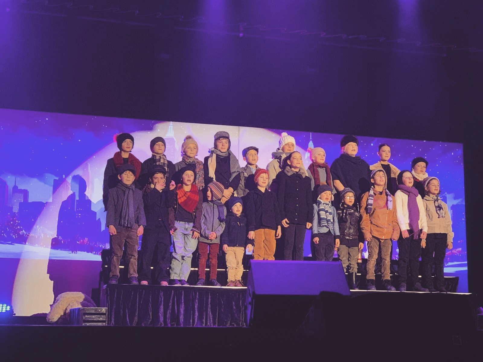 FJ Musicals / Le spectacle des FJ musicals Un coin de ciel a été reconduit en 2025 et cette fois, ce sont les villes de Crissier et Genève ainsi que la région de Haguenau en Alsace qui ont eu accueilli ce spectacle de Noël haut en couleurs. Dans un monde où tant de personnes souffrent de crises d’angoisses et de pensées suicidaires, la joie et la lumière ont été partagées avec puissance, en invitant les spectateurs à tourner leurs regards vers le ciel, vers celui qui est “la raison de cette saison”! ... Suite sur: https://www.jeunesse-en-mission.ch/fr/blog
KKI Musicals / The KKI Musicals show Un coin de ciel (A Corner of Heaven) returned in 2025, this time to the towns of Crissier and Geneva, as well as the Haguenau region in Alsace, which hosted this colorful Christmas show. In a world where so many people suffer from anxiety and suicidal thoughts, joy and light were shared powerfully, inviting the audience to turn their eyes to the sky, to the one who is “the reason for this season”! to be continued on: https://www.jeunesse-en-mission.ch/blog