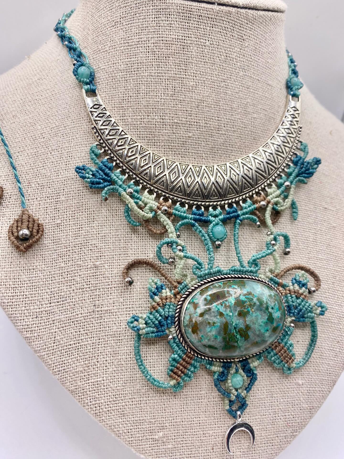 Création du jour
✨Je suis dans une période d’hyper-créativité ✨
Quand l’inspiration déborde comme une marée haute.
Quand les idées s’enchaînent, se tissent, se répondent.
Quand les fils savent avant moi où ils veulent aller.
Ça peut donner des choses inattendues.
Et ce bijou est né dans cet élan-là.
Créer sans mental, juste suivre le courant,
et accueillir la vague,
tant qu’elle est là ✨
Création unique - dispo -
#goddessjewelry #chrysocollajewelry