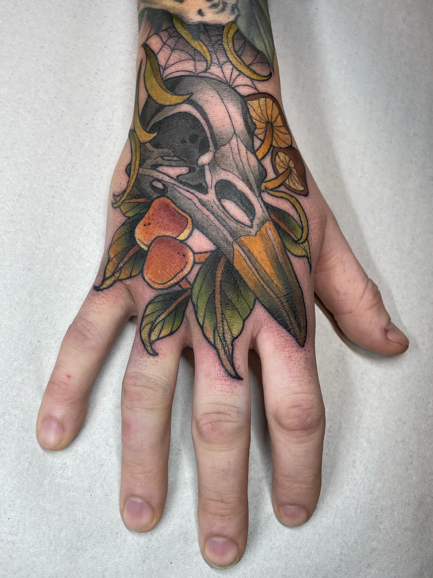 Love tattooing on hands! 🖤
Picked up my old but trusted Stålhammar for this one.
’#tattoos #neotraditionaltattoos #neotradtattoo