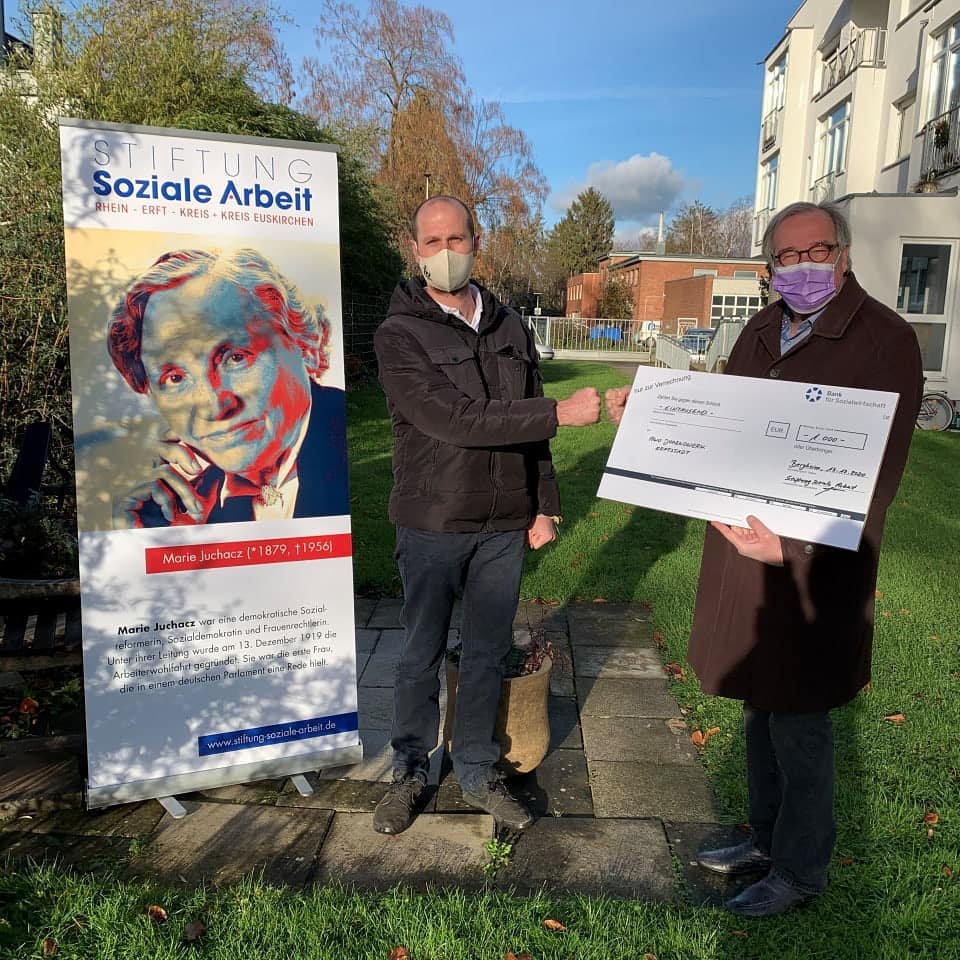 Solidaritätspreis der Stiftung Soziale Arbeit Am 13.12.2020 durften wir, das Jugendwerk der AWO Erftstadt beziehungsweise stellvertretend unser Geschäftsführer Markus Becker, den Solidaritätspreis der Stiftung‚Soziale Arbeit‘ in Empfang nehmen. Wir fühlen uns geehrt den Solidaritätspreis 2020 zu erhalten und freuen uns sehr über diese Anerkennung!Als sich unser Geschäftsführer Markus Becker und der Vorstandsvorsitzende Dennis Oberhofer im April dafür eingesetzt haben das Aus der Erftstädter Tafel zu verhindern, haben wir keinesfalls daran gedacht dafür einen Preis zu erhalten. Umso mehr freuen wir uns, dass unser Engagement in solch einer Weise gesehen und ebenfalls geehrt wird! Wir möchten uns an dieser Stelle nochmals bei allen Helfern bedanken, die ermöglicht haben, die Tafel zu retten und die Menschen in Erftstadt weiterhin zu versorgen! Wir möchten uns bei der Stiftung ‚Soziale Arbeit‘ für diese Anerkennung bedanken undfreuen uns sehr Preisträger eines solch großartigen Preises sein zu dürfen! Ebenfalls möchten wir uns beim Präsidenten der Stiftung Herrn Thurow bedanken, dass trotz derherrschenden Pandemie eine persönliche Übergabe unter Einhaltung der aktuellen Hygienemaßnahmen ermöglicht wurde! Der Solidaritätspreis ist mit 1000,00€ datiert. Gerne möchten wir andere Organisationen damit ebenfalls unterstützen. Daher werden wir 250,00€ an Aktion Lichtblicke e.V. spenden, die bereits seit 20 Jahren großartige Projekte umsetzen. Weitere 250,00€ werden wir an Wünsch dir was e.V. spenden, damit auch dort weiterhin tolle Aktionen stattfinden können. Die restlichen 500,00€ werden wir in unseren eigenen Verein fließen lassen, um damit nächstes Jahr Projekte und Aktionen durchführen zu können. Wir freuen uns sehr, das Jahr 2020 mit diesem Ereignis zu beenden und hoffen, dass 2021 neue Projekte angegangen und verwirklicht werden können!