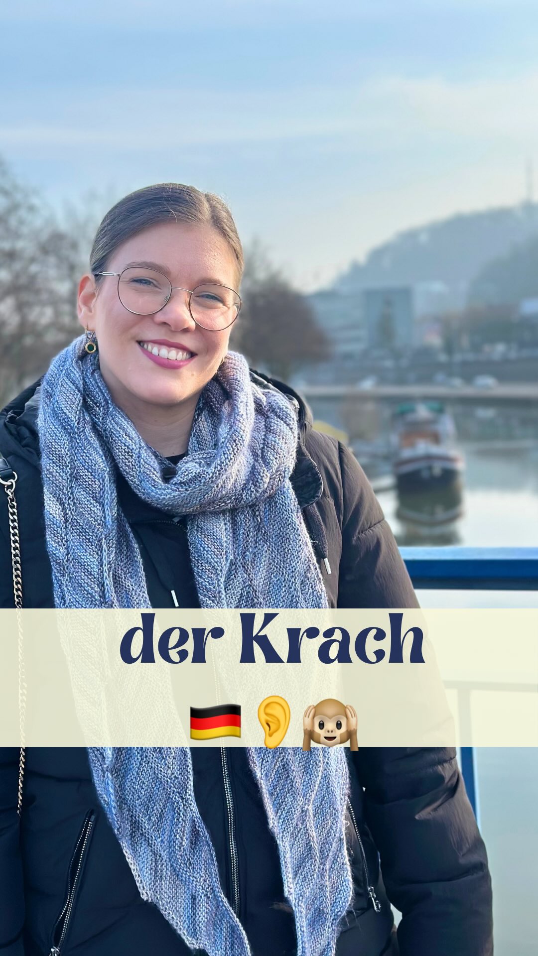 Was bedeutet „der Krach“? 🔊🗣️
➡️ Krach ist ein Synonym für Lärm und beschreibt laute, störende Geräusche.
Zum Beispiel: Ich habe dich wegen dem Krach nicht gut verstanden.
💡 Kleiner Hinweis zur Grammatik:
In der gesprochenen Sprache hört man oft „wegen“ + Dativ (wegen dem Lärm / wegen dem Krach).
In formelleren Kontexten oder im Schriftlichen verwendet man meist „wegen „+ Genitiv (wegen des Lärms).
Außerdem hat Krach noch weitere Bedeutungen:
➡️ Krach mit jemandem haben = Streit haben 🤯
➡️ etwas mit Ach und Krach schaffen = etwas nur mit viel Mühe, gerade so schaffen 😅
Kanntest du diese Bedeutungen schon? Schreib’s mir in die Kommentare! 💬👇
Liebe Grüße
Deine Deutschlehrerin
Verenita
🖤❤️💛
#deutschlernen #wortschatz #umgangssprache #deutschb2 #deutschmitverenita