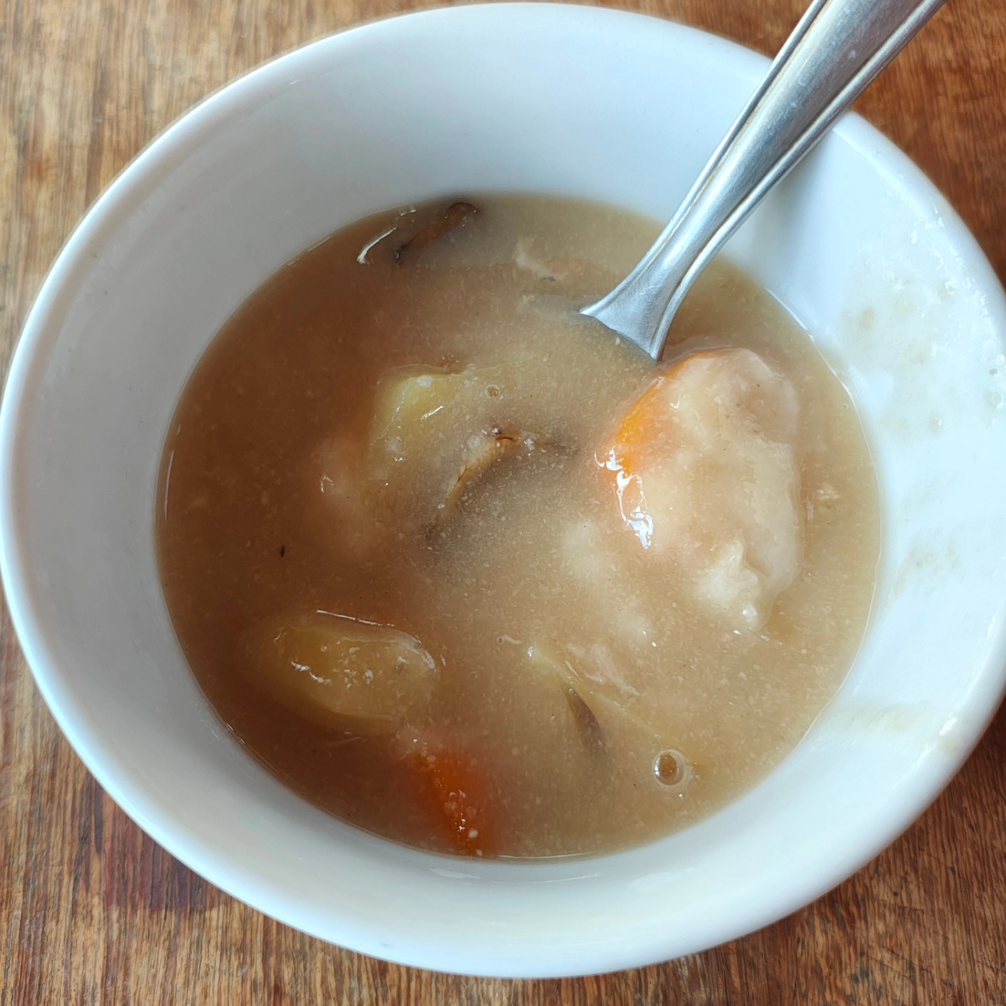 E acorda cedo para fazer ozoni, a sopa de Ano Novo mais biodiversa que eu conheço 🥰
É uma espécie de missoshiro encorpado com bolinho de arroz mochi que derrete no calor. Vai bardana, cogumelos, cenoura, inhame, flor de lótus, eu coloquei mioga (gengibre japonês) e rabanete. Pode ir outras raízes, mas só achei estas.
É uma tradição da cultura japonesa de começar o ano com uma refeição cheia de referências, para trazer saúde, prosperidade, paz... Um caldeirão de boas novas para 2025, assim desejamos também!
E o mais engraçado, é que eu não sou especialmente fã de ozoni, acho muito forte, mas meus filhos é que fazem questão 🥰
Então boas vibes da família para todos :)
#ozoni #biodiversidade
