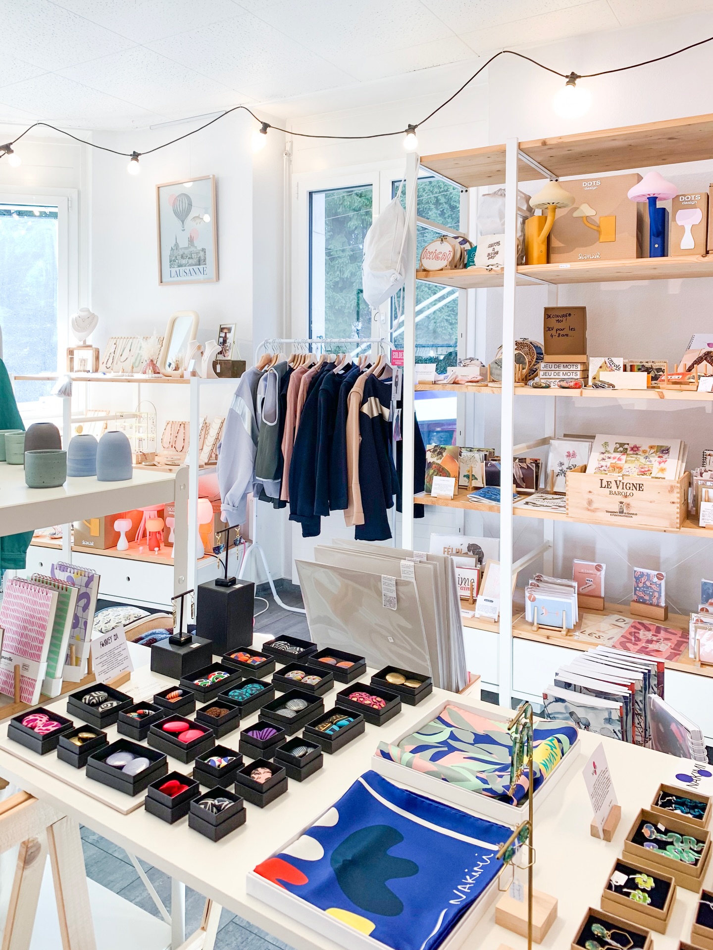 Que tu sois à la recherche d’un cadeau ou simplement pour t’offrir un petit plaisir, opter pour une petite boutique ou un-e créateur-rice, c’est l’assurance de soutenir une économie plus juste et durable ❤️
Notre boutique associative propose près de 60 créatrices et créateurs, viens découvrir leur travail sans attendre!