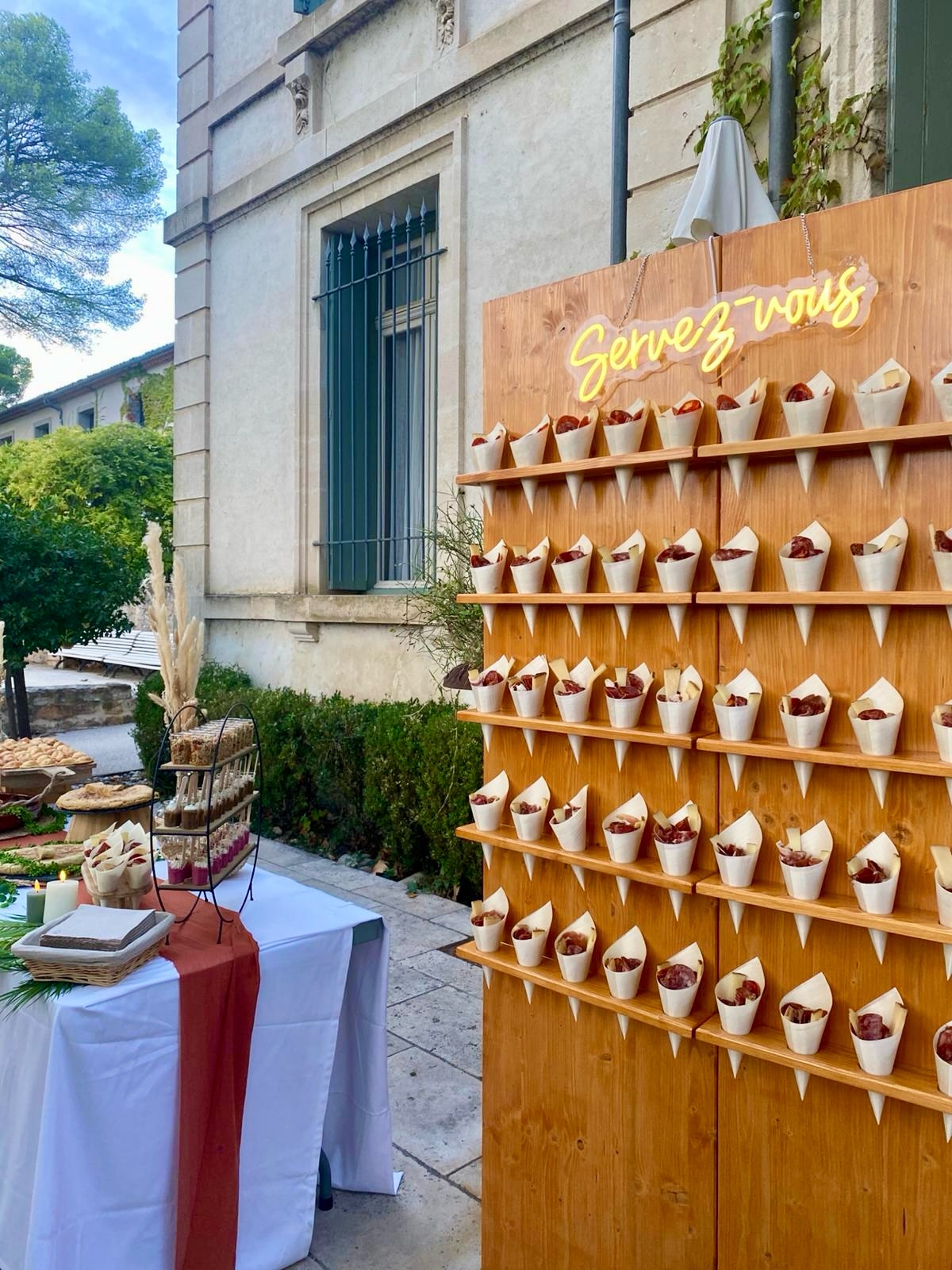 Le détail qui fait la différence ✨
Notre joli mur à cornets est désormais disponible à la location pour vos événements ❤️
Une animation gourmande, élégante et conviviale pour le vin d’honneur d’un mariage.
Cornets individuels garnis de charcuterie espagnole 🇪🇸 & Manchego🧀
Structure en bois faite main, sur mesure, sublimée par un néon ✨
Parce que les plus beaux événements sont faits de jolis détails...
#mariage #traiteurmariage #vinhonneur #weddingdetails #weddingfood