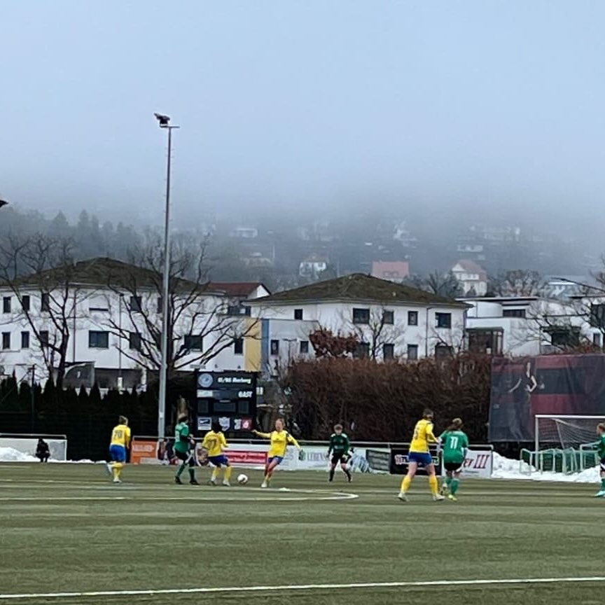 ⚽ SVT-Damen absolvieren ordentliches Testspiel ⚽
SF BG Marburg - SV Thülen 3:0 (2:0)
Aufgrund zahlreicher Ausfälle konnten die Fußballdamen des SV Thülen nur mit 12 Spielerinnen die Fahrt ins 104 km entfernte Marburg antreten.
Auch, wenn dem Großteil der Kickerinnen vier Trainingseinheiten und ein kräftezehrendes Hallenturnier aus den vergangenen Tagen in den Knochen steckten, zeigte der Westfalenligist eine ordentliche Leistung.
Trainer Sebastian Werth, der ohne seinen kongenialen Partner Dominique Heinke alleine an der Seitenlinie stand, war zufrieden mit der Darbietung seiner Mannschaft.
In Anbetracht des dezimierten Kaders und des ersten Testspiels während der Wintervorbereitung können die Grün-Weißen die 3:0 (2:0) Niederlage beim hessischen Verbandsligisten gut einordnen.
Foto: @sfbg.marburg