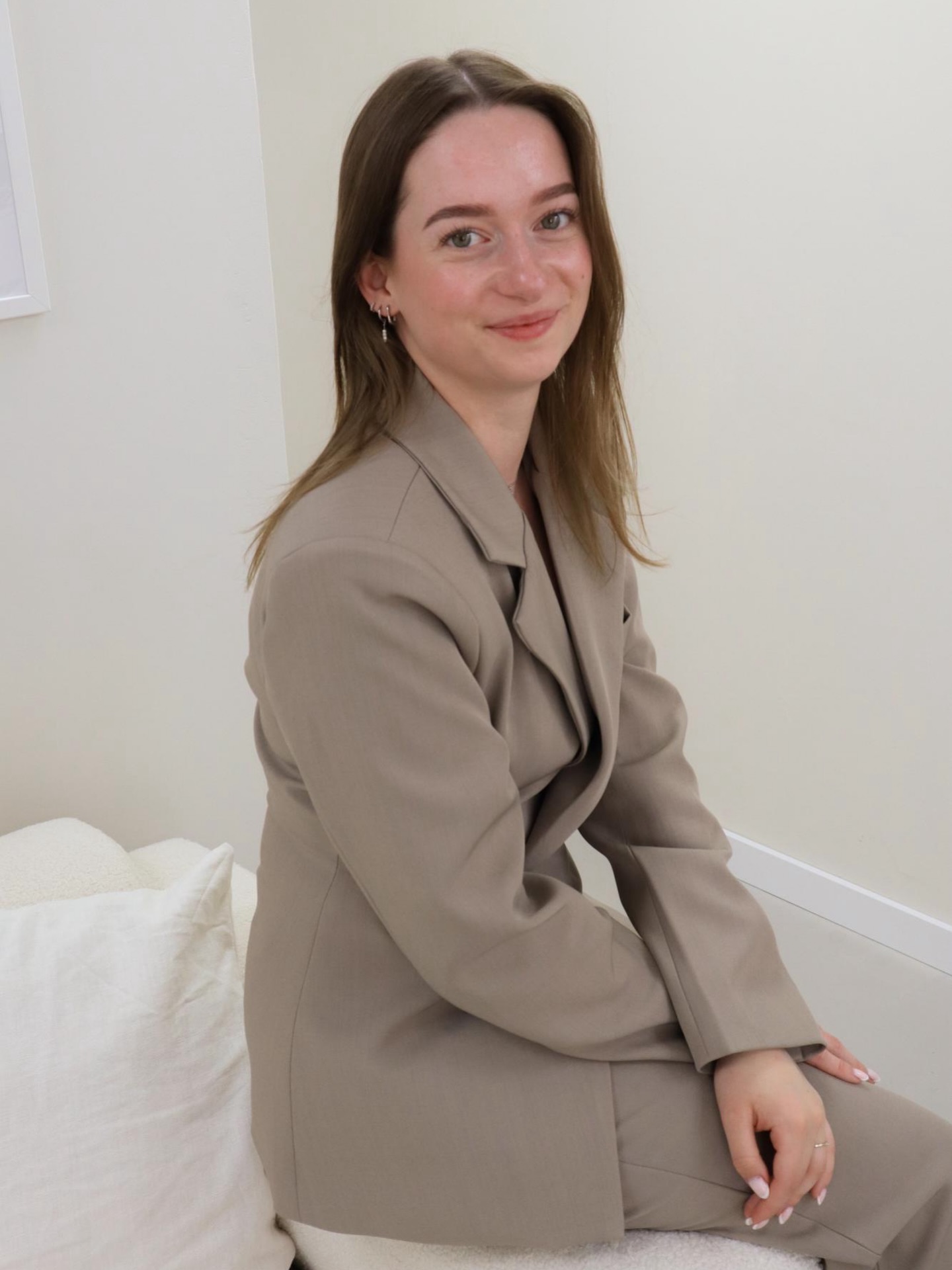 MEET THE TEAM — Mijn naam is Hymke, sinds 2020 gediplomeerd allround schoonheidsspecialist & founder van Brows by Hymke. Wat op 17 jarige leeftijd begon als een hobby naast mijn studie is in een paar jaar tijd uitgegroeid tot een brow & skin studio waar ik iedere dag met heel veel plezier aan het werk ben. Met mijn passie voor brows, lashes & skin(care), precisie en liefde voor het vak ben je bij mij aan het juiste adres voor je beauty treatments. Ik help je graag aan jouw droom wenkbrauwen, wimpers, glowy huid of een gepersonaliseerde skincare routine!
Fun facts about me
• ik ben 25 jaar en woon al mijn hele leven in Ellecom
• je kan mij wakker maken voor sushi & croissants
• ik heb 7 jaar een relatie en we zijn sinds mei ‘24 verloofd
• naast mijn werk probeer ik Chinees te leren (en heb ik een streak van 600+ dagen op Duolingo)
• mijn favo serie: gossip girl & grey’s anatomy
• ik hou van (zure) snoep
• in het weekend ga ik het liefst borrelen, spelletjes spelen of een film/serie kijken
• ik hou van vakantie en stedentrips, mijn favo bestemmingen: Taiwan, Italië & Parijs
• mijn favo drankjes: (jasmijn)thee, spa rood, bubble tea & matcha
• ik doe iedere week ballet & pilates
• mijn skincare routine sla ik nooit over en ik vind het heel leuk om nieuwe producten te testen