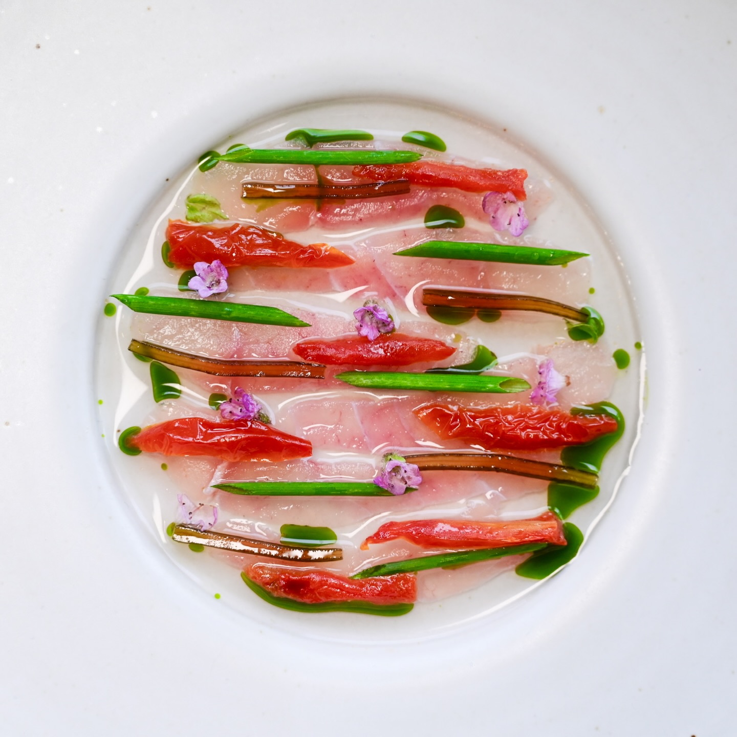 Valentine’s Day Starter
Kinmedai Crudo
Tomato · Kombu Seaweed
A beginning shaped by purity and depth.
Delicately sliced kinmedai is served as a crudo, allowing its natural sweetness and fine texture to remain intact. Tomato brings gentle acidity and warmth, while kombu seaweed adds quiet umami—subtle, saline, and precise.
A first course that sets the rhythm of the menu:
clean, restrained, and guided by the ocean.
📍 L’Arôme by the Sea, Phuket
🍽 Valentine’s Day Tasting Menu