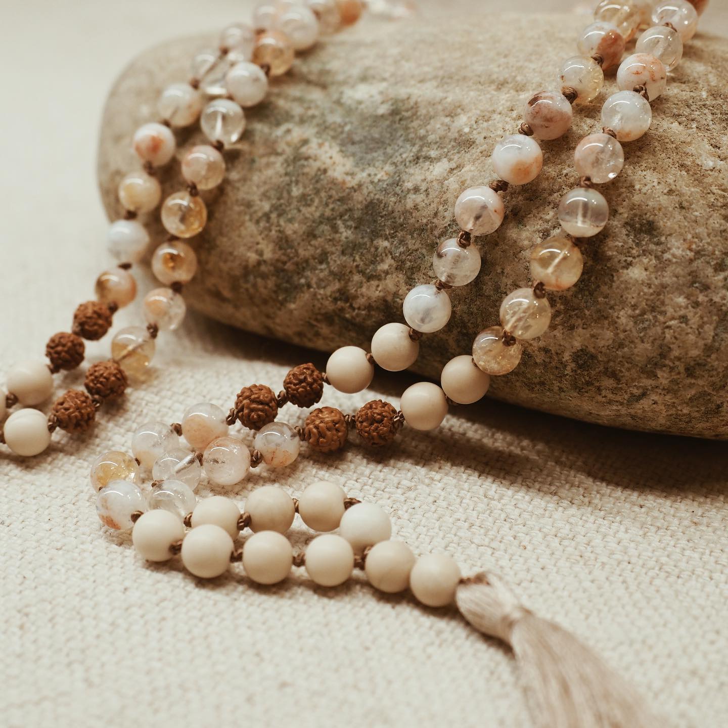 Freedom ✨
Was ist Freiheit für dich, wie fühlt sich Freiheit für dich an?
Für mich wiederspiegelt diese Mala Freiheit… Freiheit sich selbst zu sein - alle seine Muster und Farben zu leben & ganz tief im Herzen zu wissen, dass du genau so gut bist wie du bist.
Citrin - Lebensfreude
Jaspis - Durchhaltevermögen
Rudraksha - Ausgeglichenheit & Wachheit