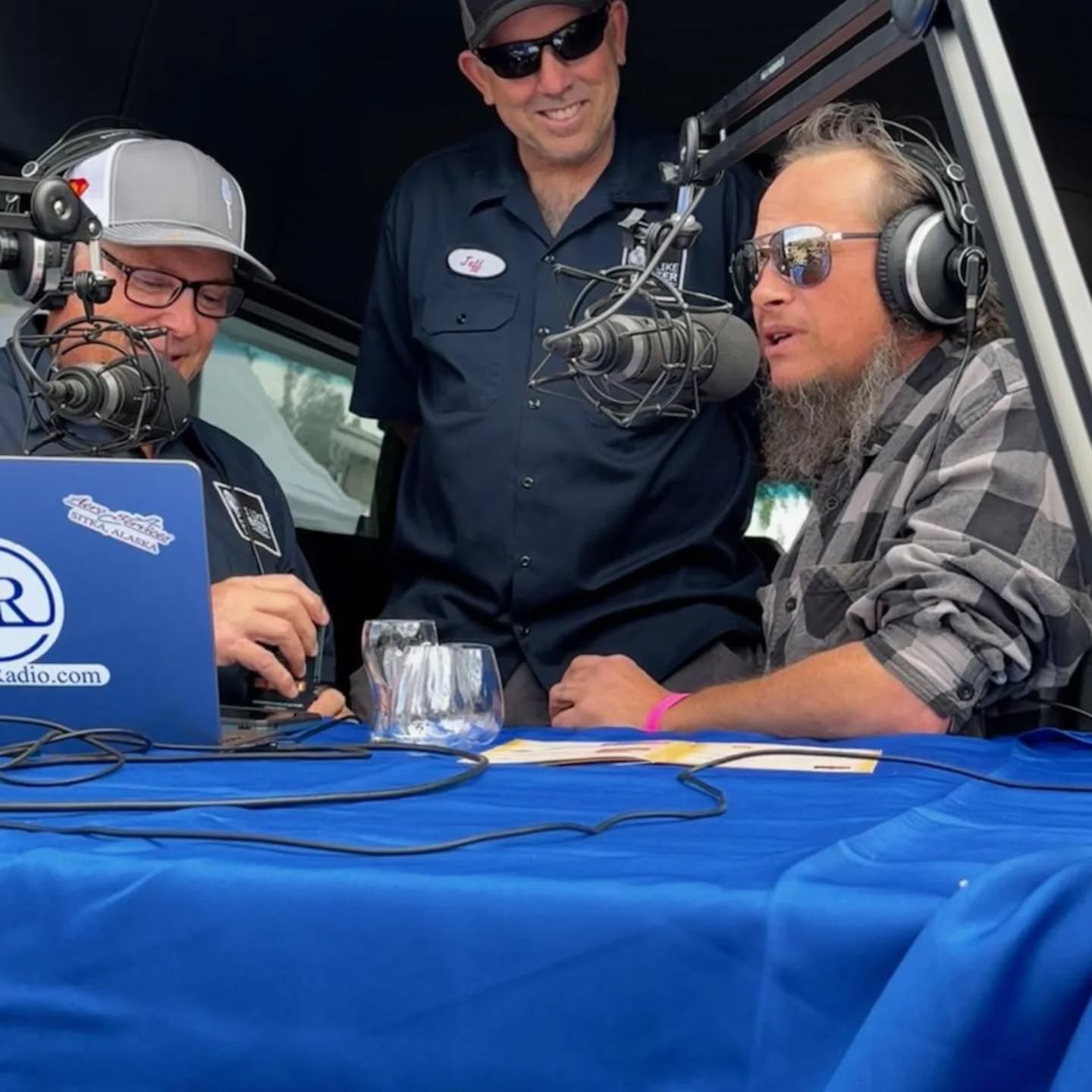 A great day making new friends in Ramona at the Arts & Wine Festival. Don't worry, we found beer from @smokingcannonbrewery and @nickelbeerco .
Here we are talking outlaw country music and sharing a beer with Dirty Confetti's Travis Bobby Ross. Beer supplied by @thebrewerstaproom via the Mystery Bag.
Big thanks to Elaine Littleton, Grand Pumbah of the festival, and Ramona Radio for inviting us.
#drinklocalbeer #drinklocal #supportlocal #ramona #sdbeer #sdbrewers #sdbeernews #beerme #breweryvisit #beerlover #beernerd #craftbeer #independentbeer #artandwine