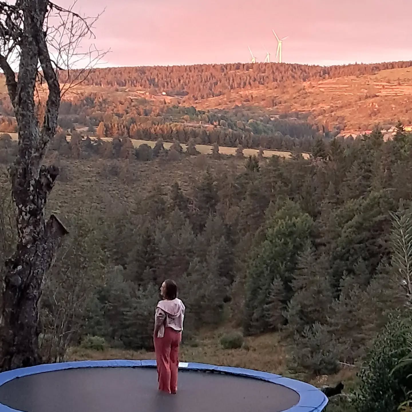 L'été s'éteint tout doucement dans notre montagne on appréhende la douceur de l'automne avec toute son abondance et en même temps l'hesitation de voir l' hiver qui s'invite dans nos foyers discrets Le temps pasee trop vite décidément.
#plateauardechois #douceurdevivre #enpleinenature #simplelife #petitbonheur #auclairdelasource #Lanarce