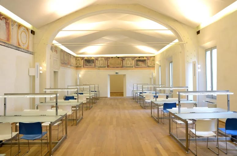 Restauro e valorizzazione della Sala Malkowski, la sala studio del Complesso Monumentale della Biblioteca Classense di Ravenna. ASP.ILT ne ha curato la progettazione architettonica e degli arredi, oltre alla Direzione Lavori in fase di esecuzione.
Nella sala sono stati riportati in luce e valorizzati i fregi e le bordature rinvenute. La volta, realizzata con forme poligonali e geodetiche, è appesa alla copertura, e restituisce all'occhio del visitatore l'unità formale dell'ambiente, richiamando la presenza di una volta storica non più esistente. Il tal modo il visitatore ha una visione storica ed estetica unitaria dell'intero ambiente.
La sala è stata inaugurata nel 2011.
#architects #engineers #designers #architecture #restoration #design #community #building #adeptarchitects #drawing #construction #underconstruction #historical #building #heritage #moderndesign #architecturephotography #classense #bibliotecaclassense #biblioteca #myravenna #ravenna #library