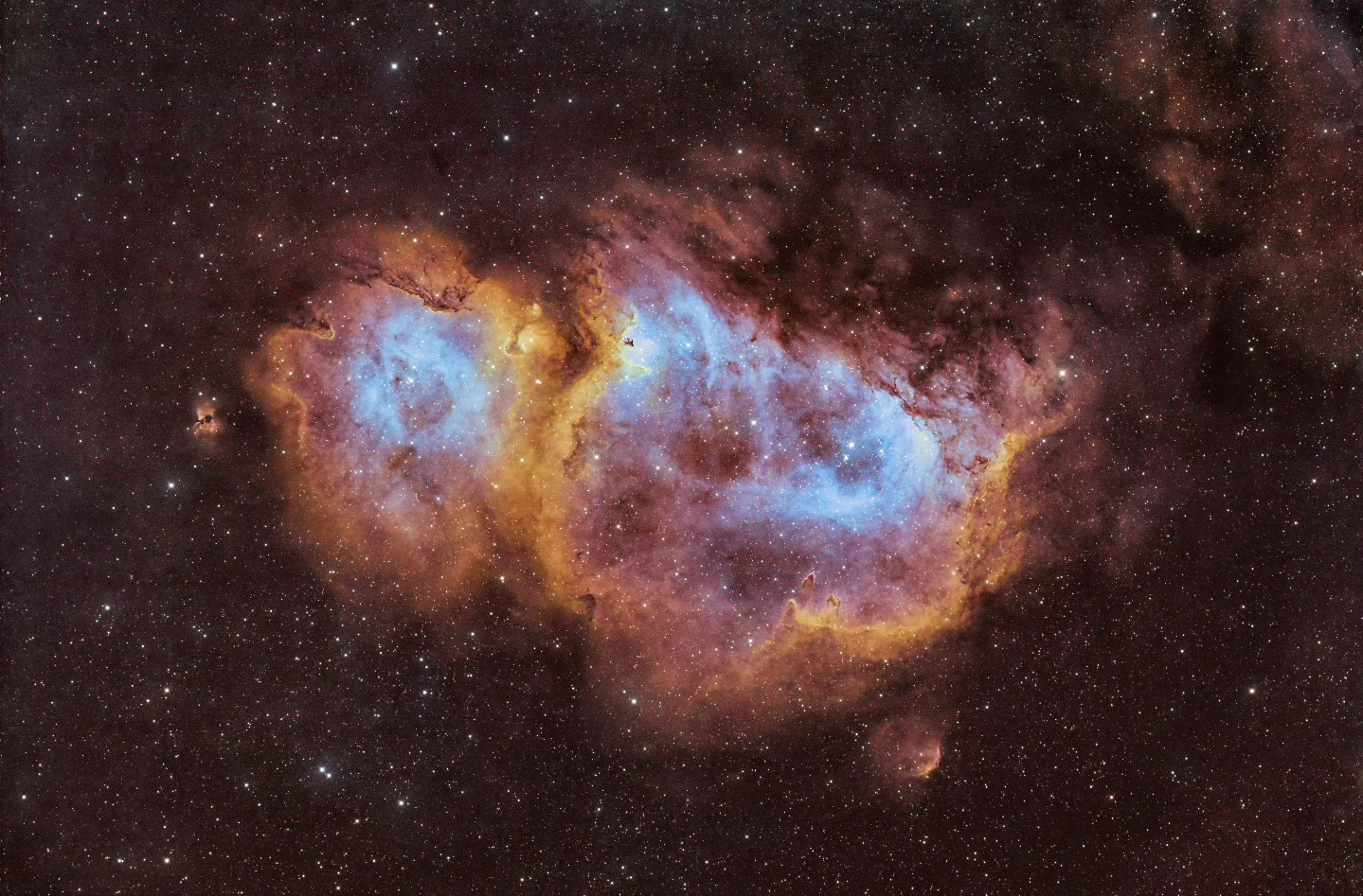 Seelennebel (IC 1848)
Der Verwandte vom Herznebel: Der Seelennebel (auch IC 1848) ist ein Emissionsnebel, also ein Nebel, angestrahlt von seinen umliegenden Sternen. Er liegt im Sternbild der Kassiopeia und ist 7500 Lichtjahre von uns entfernt. Das Licht machte sich also auf dem Weg, als bei uns die Jungsteinzeit war ! Mehrere kleine offene Sternhaufen sind für die Beleuchtung dieses Nebels zuständig: in diesem eingebettet sind Cr 34, Cr 632 und Cr 634. Auch diese Sterne sind im „Kleinkindalter“, also erst wenige Millionen Jahre alt. Die heizen aber der rotblauen Region um sich herum ordentlich ein, beste Voraussetzungen für eine HII-Region und der Geburt neuer Sterne!
Die Originalaufnahme habe ich somit mit 24 Schmalbandaufnahmen mit je 450 Sekunden und 40 LRGB Aufnahmen mit je 120 Sekunden, in Summe also mehr als 4 Stunden Aufnahmezeit in meiner Gartensternwarte mit einem Hyperstar 6", f/2.8, QHY268M und 3 Filtern belichtet. Mit Astro Pixel Prozessor, Pixinsight, Adobe PhotoShop verarbeitet.
Bitte sehr gerne meine Post weiterleiten ! Jedwede andere Art von Kopien oder Nutzung ist nur mit ausdrücklicher Erlaubnis des Copyright Inhabers erlaubt. Bestellung von Kopien und Bildern gerne unter https://photo-portal.shop/profiles/fascinationcosmos.com/#/ oder einfach per Nachricht an mich.
#fascinationcosmos #cosmos #faszinationkosmos #kosmos #franzrettenbacher #astrophotography #astrofotografie #astrophoto #astrofoto #deepsky #astronomie #astronomy #astro #teleskop #amateurastrophotography #qhy268m #HEM27EC #iOptron #deepspace #IC1848 #Seelennebel