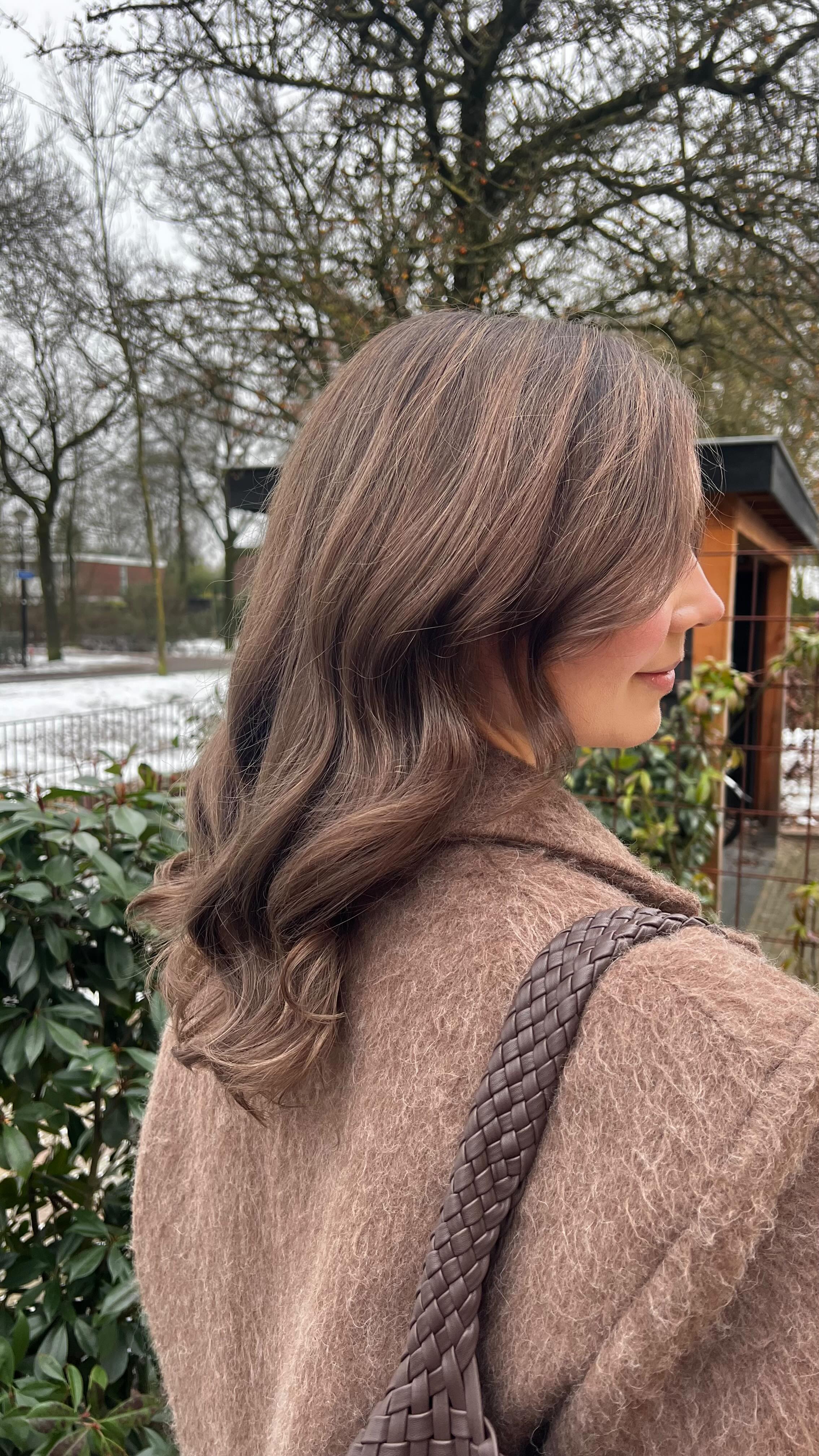 Na een zwangerschap is haaruitval helaas een veelvoorkomend en normaal proces. Door hormonale schommelingen kan het haar dunner, droger en minder vol aanvoelen. In dit geval was het haar kwetsbaar in de lengtes, met restkleuring en weinig body.
De wens: weer gezond, natuurlijk en voller haar.
Advies was om terug te gaan naar de eigen haarkleur, zodat het haar kan herstellen en er optisch meer volume ontstaat. Door de beschadigde punten te knippen en te werken met een zachte, onderhoudsvriendelijke kleuring oogt het haar direct frisser en sterker. Met het juiste onderhoudsadvies krijgt het haar nu de kans om op een gezonde manier terug te groeien.
Resultaat: een natuurlijke look, meer rust in de kleur en een voller, gezonder totaalbeeld. 🤎