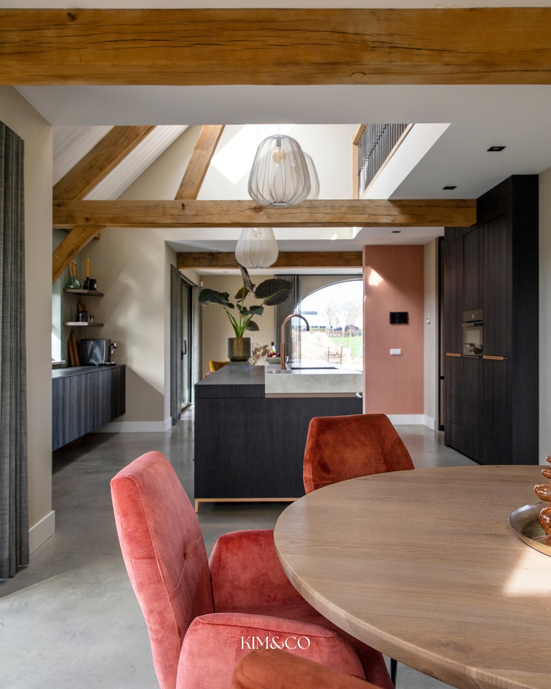 𝐇𝐨𝐮𝐭, 𝐬𝐭𝐚𝐚𝐥 𝐞𝐧 𝐞𝐞𝐧 𝐯𝐥𝐞𝐮𝐠𝐣𝐞 𝐭𝐞𝐫𝐫𝐚 🏡✨
Soms heb je niet veel nodig om een ruimte gezellig te maken. De juiste tint op de muur en materialen die tegen een stootje kunnen.
In dit interieur hebben we gezocht naar de balans tussen stoer en warm.
Je ziet hier hoe robuuste materialen en warme kleuren heel goed samen gaan 😍
De fluwelen stoelen nodigen uit om aan te schuiven en het kookeiland is het centrale punt van de woning geworden.
Precies zoals het bedoeld is: een plek om in te leven.
#kimandco #thuiskomen #interieurontwerp #leefkeuken #venray